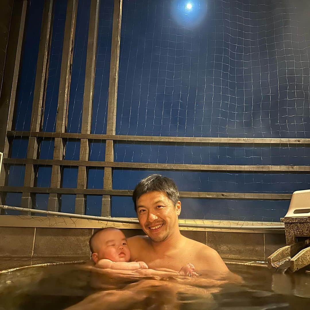 君島良夫のインスタグラム：「Moonlight onsen experience for our little Joe in Beppu ♨︎  ジョー初温泉。別府、露天、月夜、オーシャンビュー。完璧だろ。」