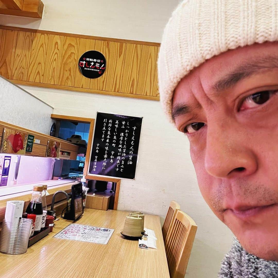 Utsuさんのインスタグラム：「ランチはお寿司🍣 ペロペロされない位置に陣取りました。」