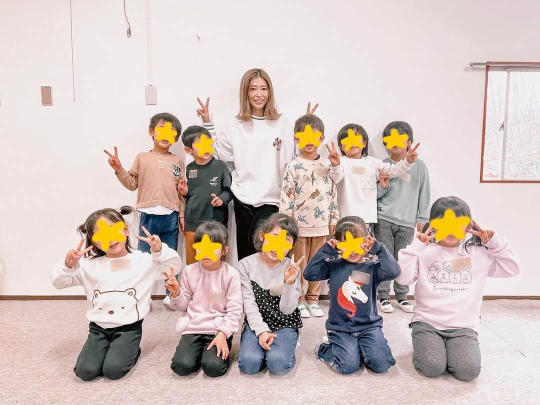 のインスタグラム：「昨日は毎年やらせて頂いている園の外部指導の最後のダンスレッスンでした✨  ダンスやった事ない子達が３ヶ月でダンスと振り付けと構成を学びお遊戯会で披露するという子供達にとっては難易度高めな３ヶ月間w  そして私にとっても園からの課題曲をもらってから勝負の３ヶ月  振り付けだけ教えて完成って嫌なのでアイソレーションから基礎ステップまでしっかり指導していったので皆は大変だったかもだけど最後は出来る様になっていてちゃんとダンスを習得していました✨  毎年自分も慣れて要領も良くなるからだんだん難易度上がってる気がするしw  先週末は無事お遊戯会も終わり🌸  昨日は4人お休みで残念でしたが、一緒に過ごした３ヶ月はあっという間でした✨  最後は楽しい時間になるようにメニュー組んだら私まですっごく楽しかったー❣️  ストレッチは皆が好きそうな曲を選んで流すんだけど、今日は皆口ずさみながらストレッチするから、子供達の小さくて可愛い声の合唱にちょっと涙目になってしまい、いやいや、泣くには早いだろ、気付かれたら皆が引いてしまう、あー歳をとるとすぐ涙もろくなるとか自分に言い聞かせながら気持ちを誤魔化して顔を真っ赤にしながら乗り越えました笑笑  先生達もいつも一生懸命で楽しんでくれるから大好きだしいつも助かってて、そんな光景全てが最後だと思うと色々と切なくなってしまっていました🌸  皆春には小学生になってまた新しい環境で頑張っていかなきゃいけないけど、ずっと応援しているよ🥹❤️‍🔥  最後は1人ずつハグ🫶 本当にありがとうございました🤍  終わって一旦帰宅して着替えて今度は有明ガーデンへ🌃  REPでご招待頂いたので観戦希望の皆とDリーグ観戦🔥  皆にとって目標や刺激になった時間を作れて普段皆と過ごせない時間を過ごせて嬉しかった✨  @___yu_ri 堂々としていたのが印象的で凄くカッコよかったよ✨  本当にありがとう🤍  一瞬で一日が終わってしまったけど、とても刺激的で楽しい一日でした✨  #dance #thankyou #myfam #mykids #お別れ #最終日 #オトナ女子 #仕事女子 #ダンス #ありがとう」