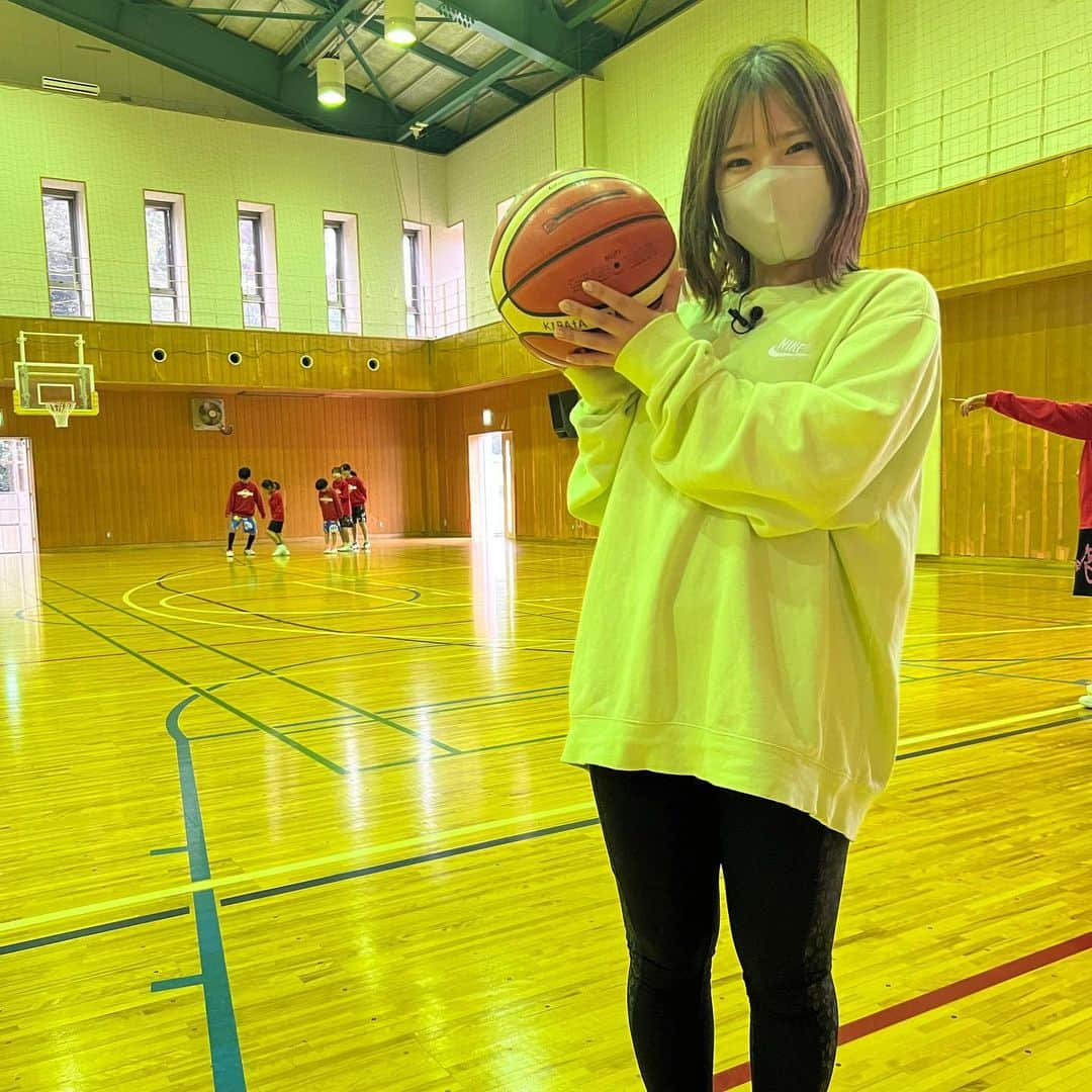 仙石來夢のインスタグラム：「らーばんねっと スマイルスポーツ 今回は	小倉台女子MBC にお邪魔しました〜！！  10：15～、15：15～、18：15～、20：15～、22：15～ この時間で放送されてます！ 見れる地域の方はぜひ！！  #スマイルスポーツ#バスケ#バスケットボール#ミニバス女子 #小倉台 #スポーツ#らーばんねっと」