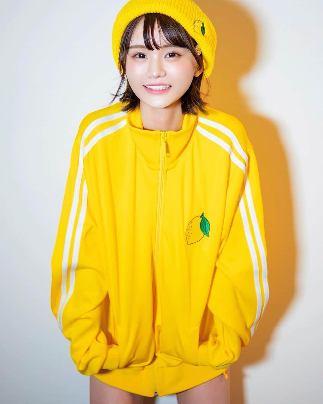 みもれもんのインスタグラム：「good morning lemon🍋favorite jersey❣️  おはレモン〜🍋❣️ お気に入りのジャージ❤️‍🔥  #これがこう #みもれもん #Mimolemon #レモン  #水着 #黒髪 #ショートヘア#ボブ  #日本女孩 #lemon #japan  #ジャージ」