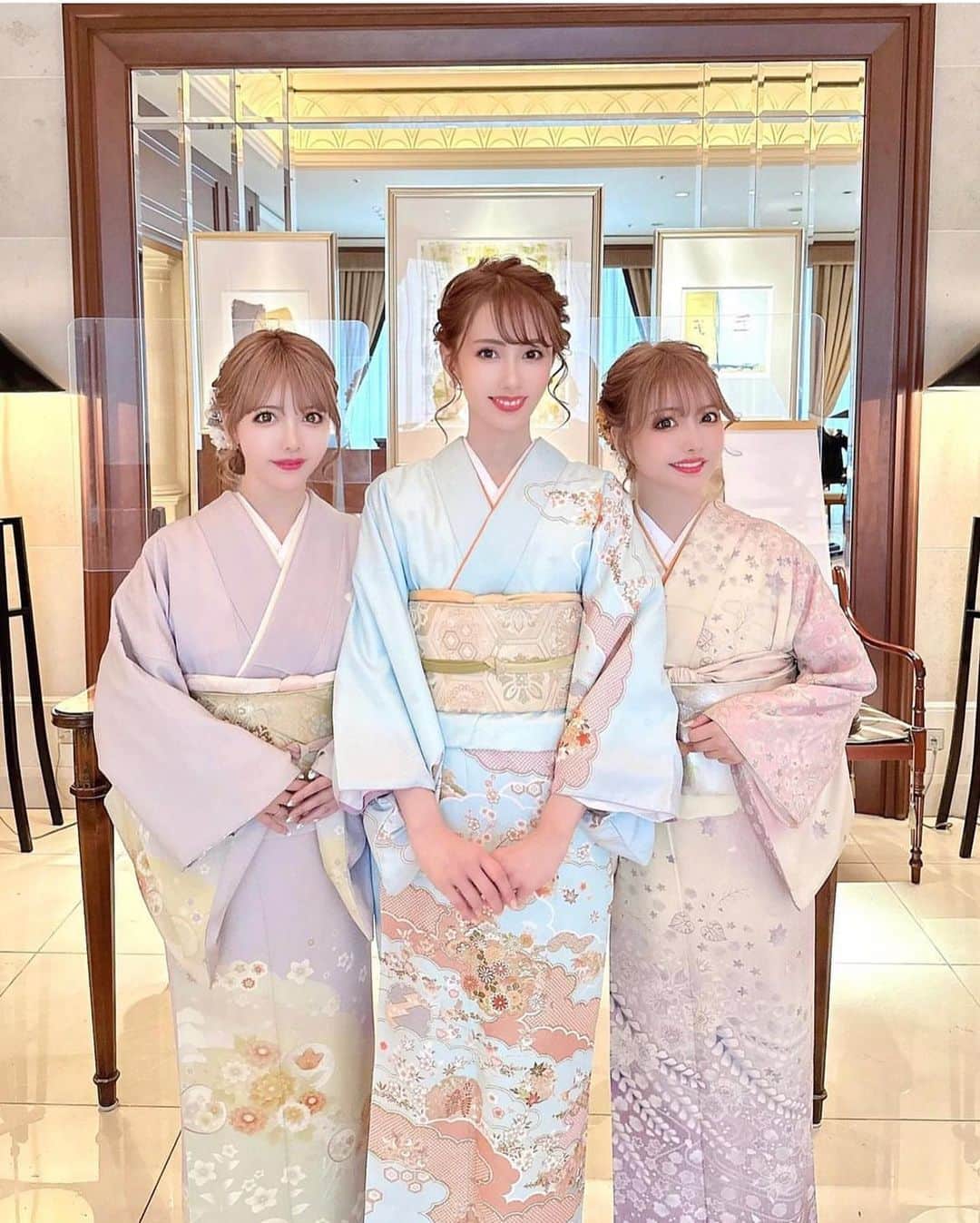 のインスタグラム：「【👘🌟👘🌟👘🌟】 . 親友よったんの結婚式👰に 双子とまどりーで訪問着きて 参列しました😘💓 よったんから受付リクエストさせて貰ったので 3人で受付もやったよ✨大好きな人の結婚式に参加出来て嬉しかったし久しぶり仲良しな友人に会えたので幸せでした🫶💜❤️ . 結婚式の為に前乗りして自分達で 適当に予約して泊まったホテルが色んな意味で面白くて修学旅行気分を味わえました😂💓w . #結婚式 #ウェディング #訪問着 #着物」