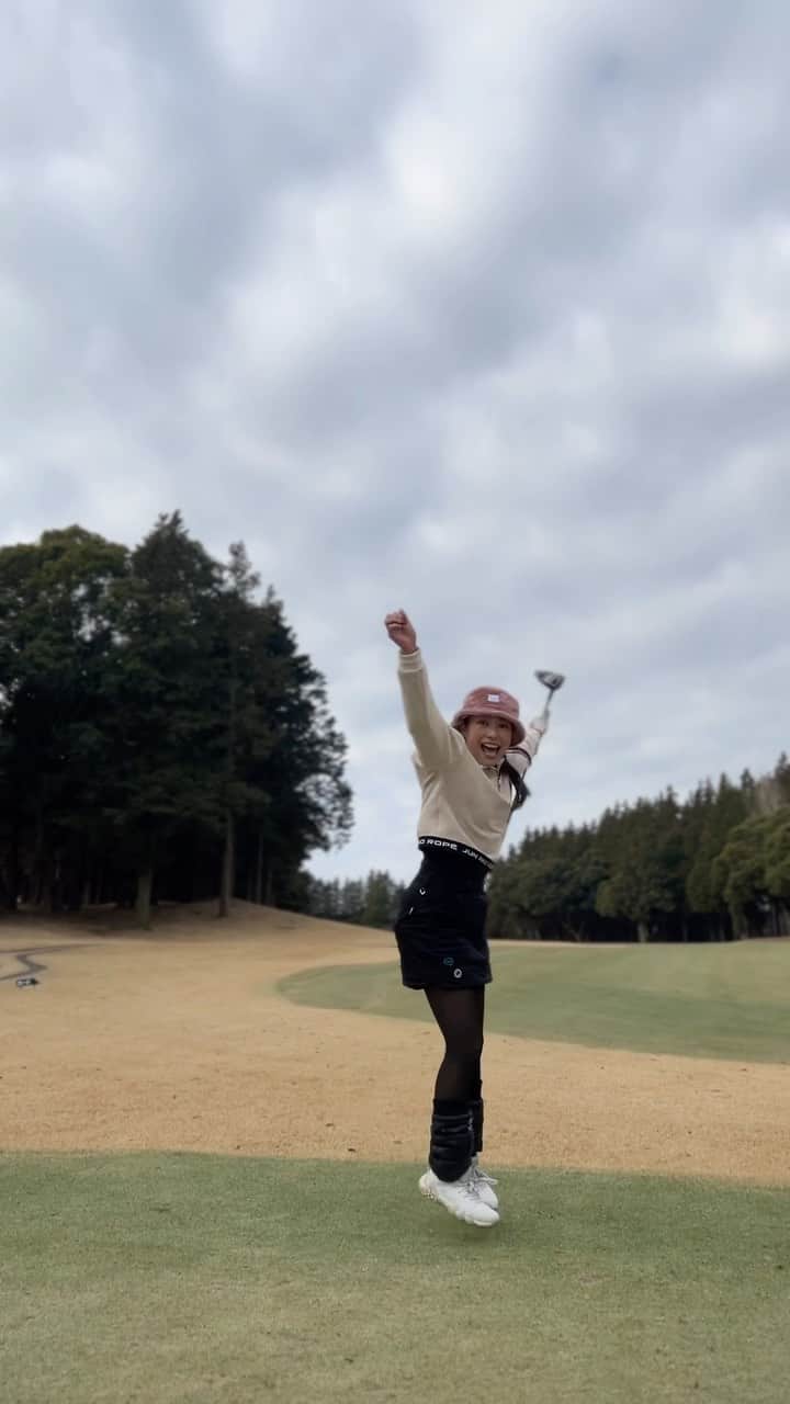 のインスタグラム：「ももちゃんとゴルフに行くとずーっとふざけ倒してます。  ずっと２人で爆笑してます  面倒見てくれるからって小学生みたいにはしゃいでますね。   #ゴルフ  #ゴルフ女子  #ゴルフ初心者  #ゴルフ成長記録  #golf  #golfswing  #golflover #ゴルフ練習　#ゴルフ好きな人と繋がりたい　#ゴルフラウンド　#ゴルフ上手くなりたい#golfbabes #golflife #golfstagram #golfing」
