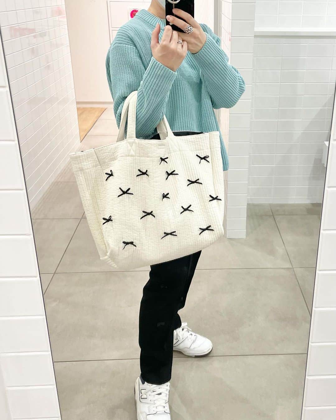 ryokoのインスタグラム：「ユニクロで今日まで限定価格🛍 これで1990円ってお得すぎる👏🏻 @uniqlo_jp  #ウォッシャブルソフトニットクルーセーター Lサイズ📏 ． 春っぽい💚ちくちくしない柔らかな生地&シンプルデザインだからボトムスも選ばない🫶🏻優秀💯 春らしいキレイ色で気分が上がる🌸 最近モノトーンばかりだったから新鮮✨ ． @gypsohila.jpn のリボントートに @heve.jp のリボンドットパンツ合わせで W🎀だった🎀 ． ． ． #uniqlo #gypsohila #heve #newbalance #ajew #hermes #vancleefarpels #dmasque #locari #プチプラコーデ #スニーカーコーデ #ユニクロ #ユニクロコーデ #ニューバランス」