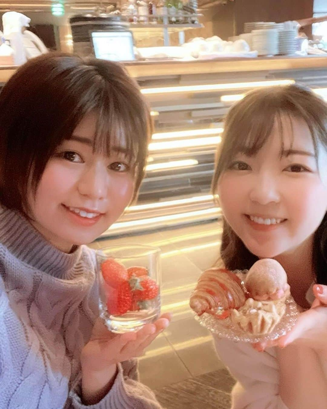 大空直美のインスタグラム：「先日ありとカフェタイムしました🍰☕️ 素敵なヌン場所見つけてくれてありがとう…🥰  ヌンも美味しかったし🍩🍔🧁 ありのとの話がめっちゃおもしろくて  話尽きない！ 時間足りない！！  久しぶりのお茶めちゃくちゃ楽しかったな……🫖 またカフェタイムしようね😚🌼  すてきなお誕生日ぷれぜんとももらっちゃった💄 う〜〜ありがとう🥹🎁  #すいかふぇ #ヌン活」