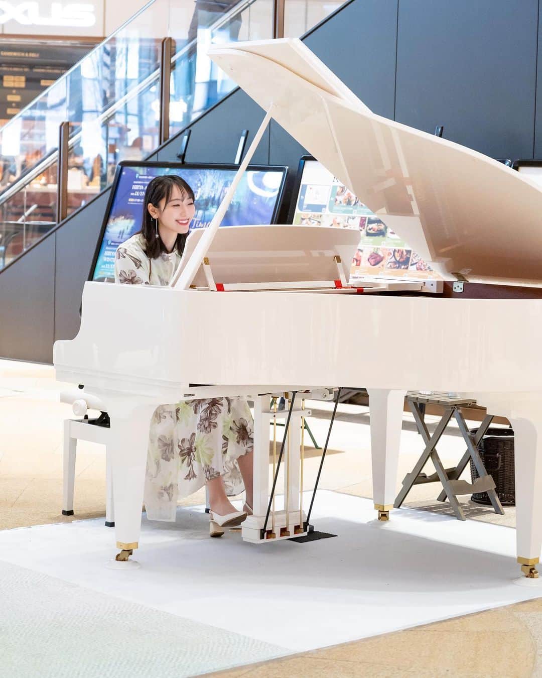 松井咲子さんのインスタグラム写真 - (松井咲子Instagram)「先日出演した白いピアノ展のにこにこ写真たちです！素敵写真盛りだくさんなので載せちゃう  来ていただいた皆様、足を止めて聴いてくださった皆様、ありがとうございました〜！♡ 白いピアノ展は今月いっぱいやってます。ピアノは誰でも弾けますので是非是非是非𓈒𓂂𓏸  #白いピアノ展 #ミッドタウン日比谷 #日比谷okuroji  #ストリートピアノ #piano #ご機嫌ですね」2月9日 12時57分 - sakiko___official