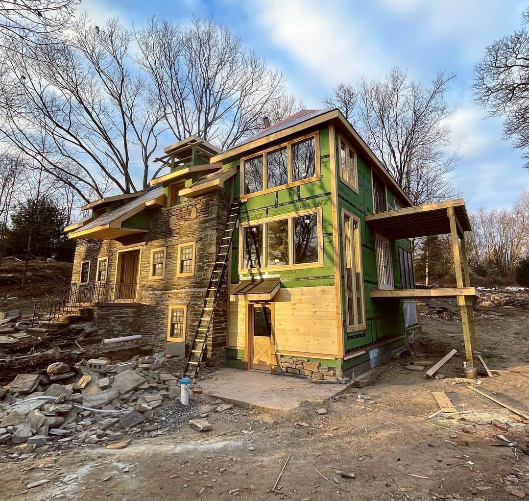 ジョシュア・レナードのインスタグラム：「#hudsonvalleycompound Stone house with addition and most of its windows.」