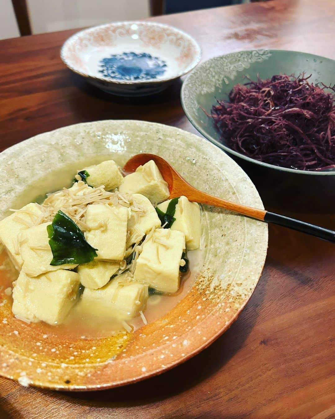 依布サラサさんのインスタグラム写真 - (依布サラサInstagram)「高野豆腐は、エノキとわかめでさっと煮て。 ふのりは、水で戻して富士酢のゆずポン酢かけるだけでごちそう🙏 お味噌汁に入れるのが1番好きだけど、ふのりの種類によっては水分につけすぎるとドロドロになるものがあり、その場合は酢の物スタイルで。  最近下の子が高野豆腐好きになったから なんだか嬉しいです🙏  #家ごはん #高野豆腐　#ふのり」2月9日 13時13分 - sarasaifu