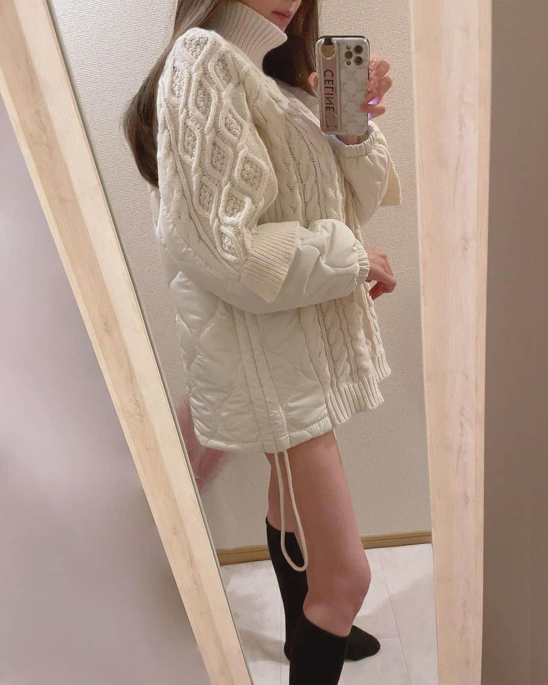 南キカのインスタグラム：「BYMAで一目惚れしたワンピちゃん♡ ニットとキルティングの組み合わせが可愛ちい。 #ニットワンピース」