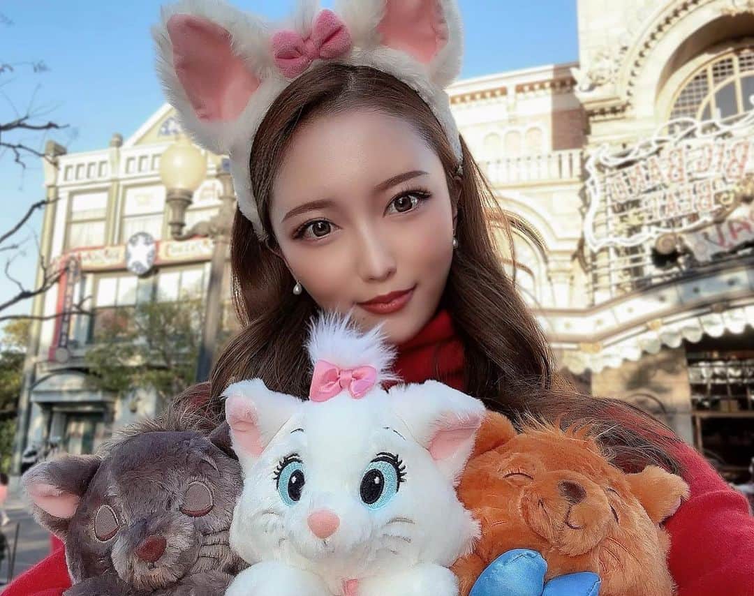 山下舞のインスタグラム：「ぬいぐるみ大好き人間🐾♥️ ⁡ ⁡ ⁡ #東京ディズニーシー#ディズニーグッズ#マリーちゃん #遊園地#夢の国#テーマパーク#東京観光#ぬいぐるみ #disney#tokyodisneysea#tokyo#code#follow#like」