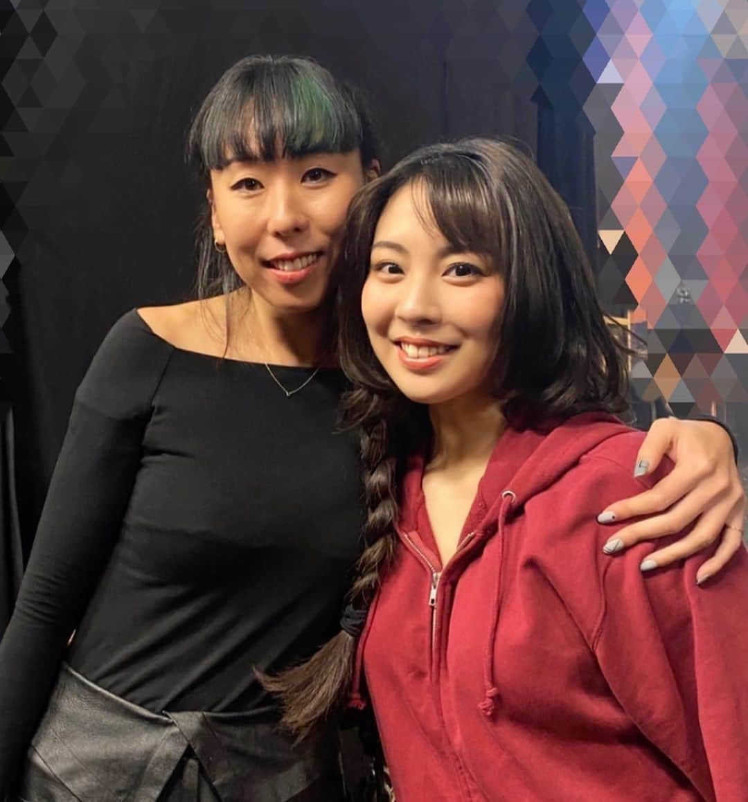 矢吹世奈のインスタグラム：「・ 今更シリーズ📸  ミュージカル「東京ラブストーリー」 振り付けの小池ミモザさん✨  2006年にミモザさんがご出演されていた 「情熱大陸」を私はリアルタイムで見ていて 録画もして 何回も何回も見返してたんです。 （計算したら12歳だから小6とかで その当時、バレエ少女だったので…👧🏻）  だから今回、オーディションの時に 実際にお目にかかることができて 振り付けを受けられただけで 個人的にはかなり満足だったのですが こうして公演を通して あの時見ていたミモザさんの振り付けを 踊れたことが個人的に感無量でした🥺👏🏼  振付もお人柄もだいすきです💛 また必ずお会いできること祈ってます…🙏🏼  ありがとうございました💐  #小池ミモザ さん」