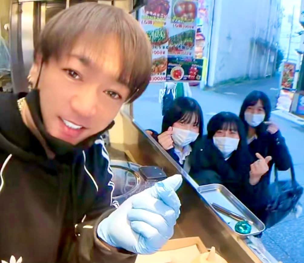 キングケバブ店長のインスタグラム：「学生さん達とパシャリ📸💕  #キングケバブ店長 #キングケバブandオッパチーズ」
