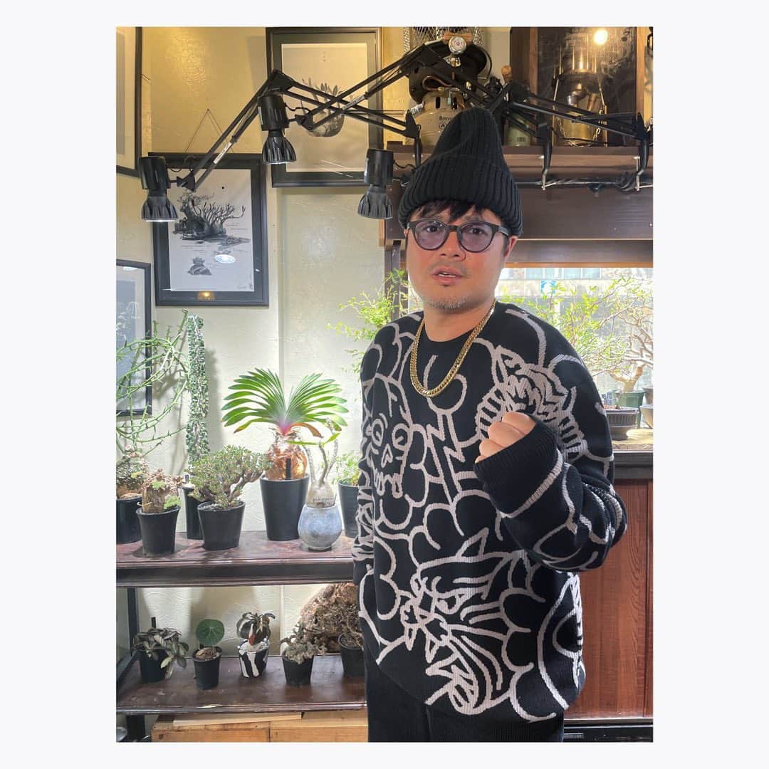 佐田正樹のインスタグラム：「バッドボーイズ佐田のみんなおいでよ♪掛川居酒屋物語と言うラジオの収録でした。  塊根植物に囲まれながらの収録‼︎  んでお気に入りのセーター‼︎  サンキュー‼︎  東京戻ります‼︎」