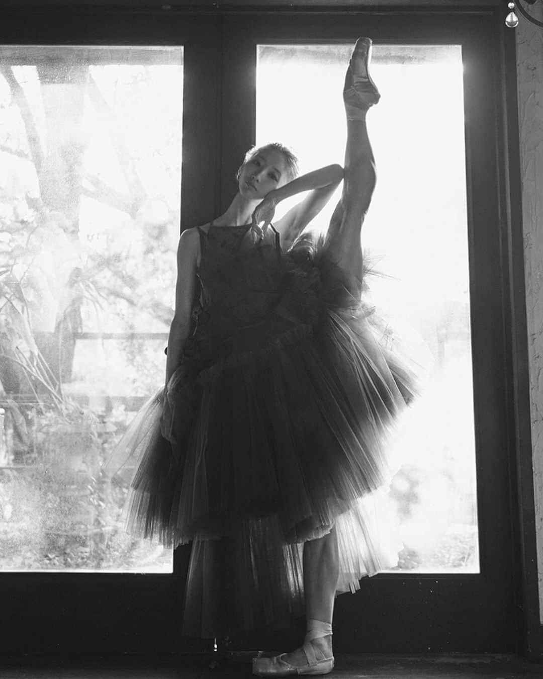 飯島望未のインスタグラム：「先日のフォトグラファーの ゆみこさん @yumikoinoueballet の写真展で飾って頂いた作品達。  すごく光栄でした。 ゆみこさんとのセッションはいつも 新たな発見があります。 そしてゆみこさんはダンサーが撮られたいポイントや瞬間を必ずキャッチしてくださるから楽しい！  写真展、改めておめでとうございました！ 今度は一緒に超絶モードな写真撮りたいです！  Staying @chikakisada  Hair/makeup @ishidahironori」