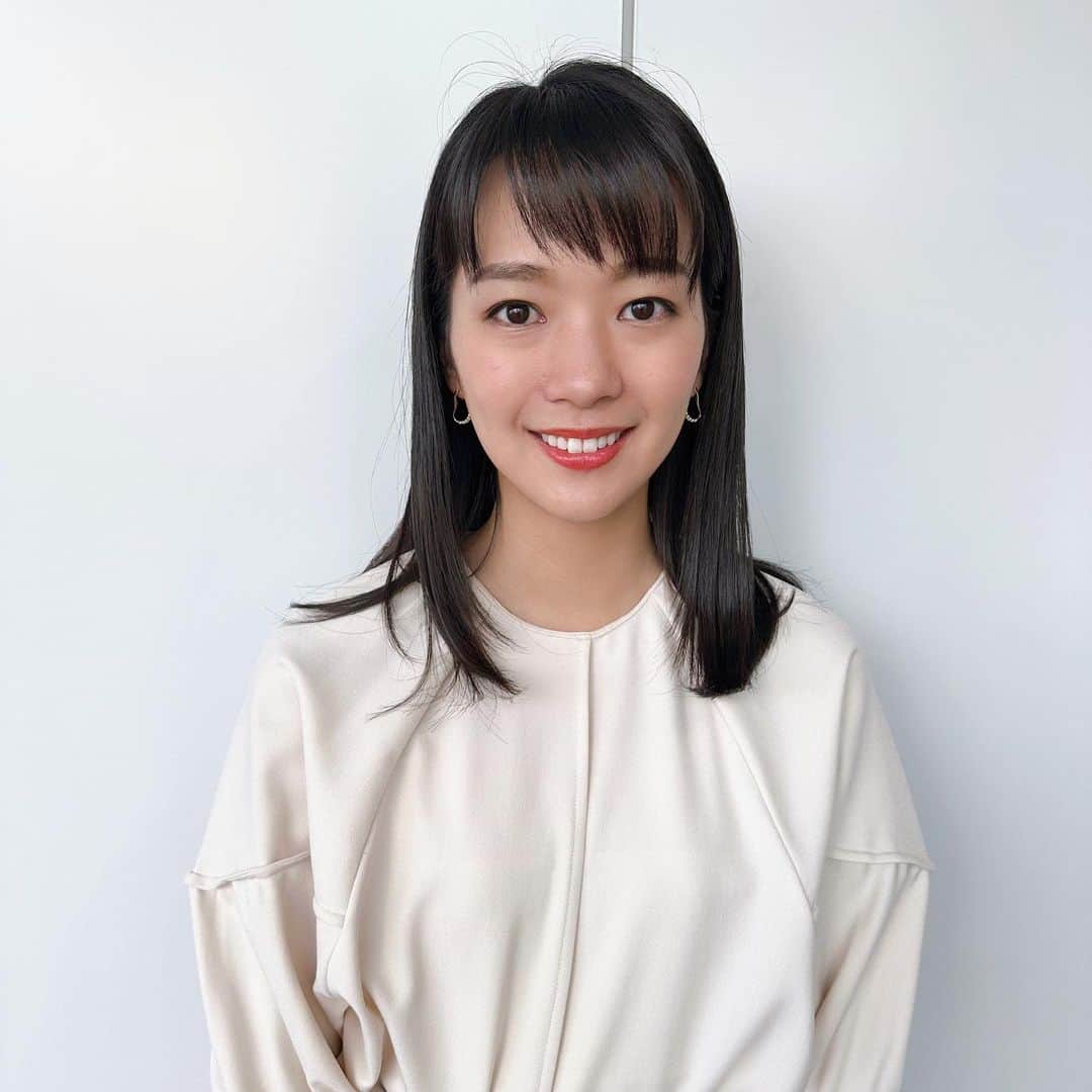 紀真耶のインスタグラム：「3日分の衣装です！ 3枚目は仕事したよアピールです✨笑  ☆ ☆ #インクってここにつくよね #鉛筆のときは真っ黒になっていた #衣装 #スカート #テレビ朝日 #グッドモーニング #アナウンサー #紀真耶」