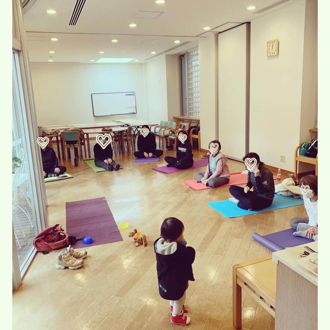 y1735kのインスタグラム：「娘同伴　レッスン🧘‍♀️  わたしがインストラクター 駆け出しの時からの生徒さんたち  ・ SNS上ではもしかしたら 身体も心も子育てもすいすい〜に 見えているかもしれませんが そんなことはなく💦  家族や生徒さん、友人に いつも助けられています。 1人ではどーにもこーにもです。  子育て中心の生活の中 社会からかけ離れた感覚や ふと、もの悲しくなったり 私に何ができるのかな これからどうしていきたいのかなと しょんぼりな思考になるとき 発信することも躊躇してしまったり もろもろ　あります。  思考がそうさせている そう思ったところで無意味だと 頭では感じながら どうしても心が行動にリンクしない 日も多々あるんです。  母として偉大なセンパイ方。  レッスンさせていただく日は 弱っている私を受け入れてくださり  ゆうこ先生はそのままでいいんだよ というところに 引き戻してくれて また這いあがる力をくれて ほんとに優しくて大好きで かけがえのない方たち。 （どっちが指導者なんだ！？てかんじですが👏）  いつもありがとうございます。  レッスンでお知り合いになった方 これから出会う方たちとも ヨガ以外のお話しもたくさんしたいなぁ  お気軽に声かけていただけると 嬉しいです。」