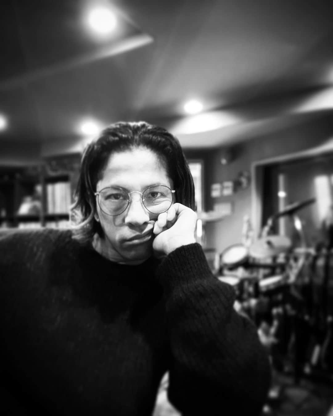 のインスタグラム：「皆様へ  身に余る沢山の暖かいお祝いメッセージありがとう。 年取る事は別に怖くないの。皆平等だし、その時にしか出来ない事や見えない景色もある。それを懸命に楽しめるか惰眠を貪り浪費するかの問題だと思う。  でも今の自分が持っている好奇心や情熱を手放すのは本当に怖い。 縋り付いてでも音楽の傍らに居たい。 だから有限を実感出来る今の方が創作に真摯に向き合えてると思う。それ故に難しくなる事も多々あるけどね。 今はそれがいいな  今日から44歳、職業はバンドマン 乙女座銀河団-局部銀河群-銀河系 オリオン腕-太陽系-第三惑星-地球 で1番格好いい仕事  押して参るε＝┏(·ω·)┛  #昼にジェシーに電話したけど #ノブヤちゃんからメール来たけど #タクマから電話来たけど #さっき細美っちから筋肉についてのLINE来たけど #誰も何も言ってくれないけど #皆は本当にありがとうね」