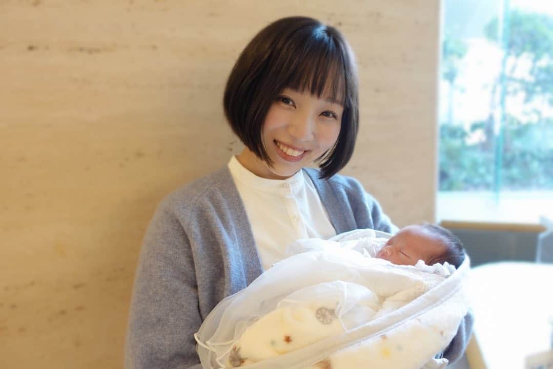 天舞音さらのインスタグラム：「ご報告🌸  先日、第一子となる女の子を出産しました👶　  結婚後こんなにすぐにコウノトリがやって来てくれるとは思わず…私たち夫婦の元にきてくれた小さな命にただただ感謝と愛おしさが募る日々でした🥲💕  予定日より1カ月以上も早い出産となりドキドキしましたが、元気な産声を聞かせてくれ、念のた経過観察をして頂いていたNICU、GCUからも今日無事退院することができました☺️☺️🎈  小さなおてて、泣き声、すぼめた口、全てが可愛く目尻が下がります☺️  これから夫婦一緒にこの愛しい娘に沢山の愛情を注いで育てていきたいと思います😊😊  I gave birth to a baby girl on January 27th🌸 My birth was difficult, but it was an invaluable experience for me ☺️ I am now in a future that was unimaginable a few years ago.   It's a very happy day💕  #newborn#baby#babygirl #令和ベビー #新生児#1月生まれベビー」