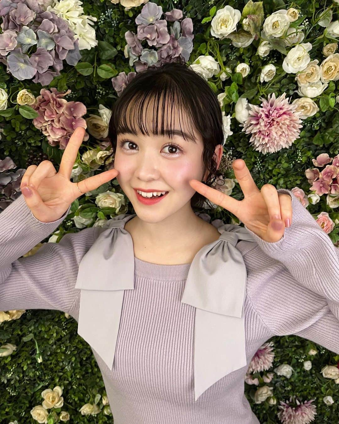 佐藤菜月海のインスタグラム：「ニコラ3月号【おまじないつき♡恋を叶える春コスメ140プレ！】 のオフショット💞  このページでは、春色の可愛いコスメがたくさん登場🌷  恋のおまじないと合わせてこの春必見アイテムを大紹介しています！  是非参考にチェクしてみて下さい～！🌼  背景お花がたくさんですっごく可愛いかった～🫶🏻  #ニコラ#nicola#ニコラ3月号発売中#ニコモ#佐藤菜月海#ナツミ #オフショット#中3#07#jc#ljc #スターダストプロモーション」