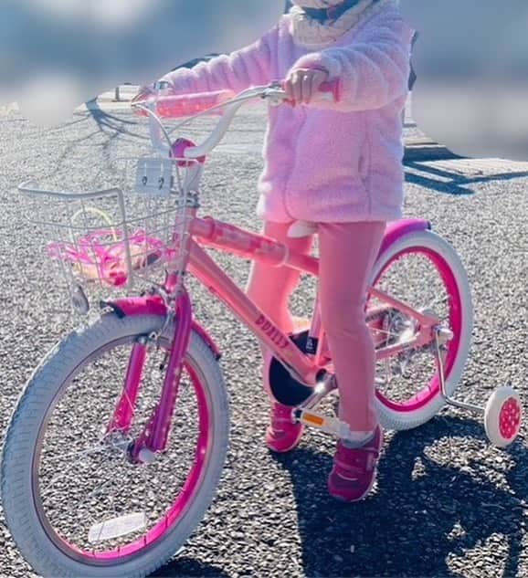 横山愛子さんのインスタグラム写真 - (横山愛子Instagram)「2023.2.9 長女5歳の誕生日❣️ 今年は娘の要望でアップルパイを作ってお祝い🥂🥂 初めてホール型作ったけど、簡単でおいしくて大成功💛 義理家族からは、初自転車🚲18インチをプレゼントしてもらいました^ - ^ まだ補助輪付きだけど、あっという間に上達！！危ないけど早く補助輪とって乗れるといいな✌️  今回は自分でプレゼント選びに行ったのに…本人が選んだのはプリンセスのBOX👸のみ。。 もっと高いのを想像していたからそれでいいの⁉️と度肝抜かれたけど笑　  あまりにも少ないから、今どハマりしてる【アナと雪の女王】のグッズを主人がサプライズで買ってきてくれました😁 あんなに小さかった長女が5歳。 私もは母になって5年！まだまだわからないことだらけだし、正解もわからないし、毎日イライラ叱ってしまうけれど💦 今という時間を大切にして、幸せをかみしめたいと思います❣️❣️ 怪我病気なく、元気ですくすく育ってくれればそれでよし(o^^o) #5歳誕生日  #5歳誕生日プレゼント  #2歳差育児　#年子　#こどものいる暮らし  #プレママ　#ホリプロ　#横山愛子　#アップルパイ　#自転車 #年中」2月9日 16時29分 - aiaiko8