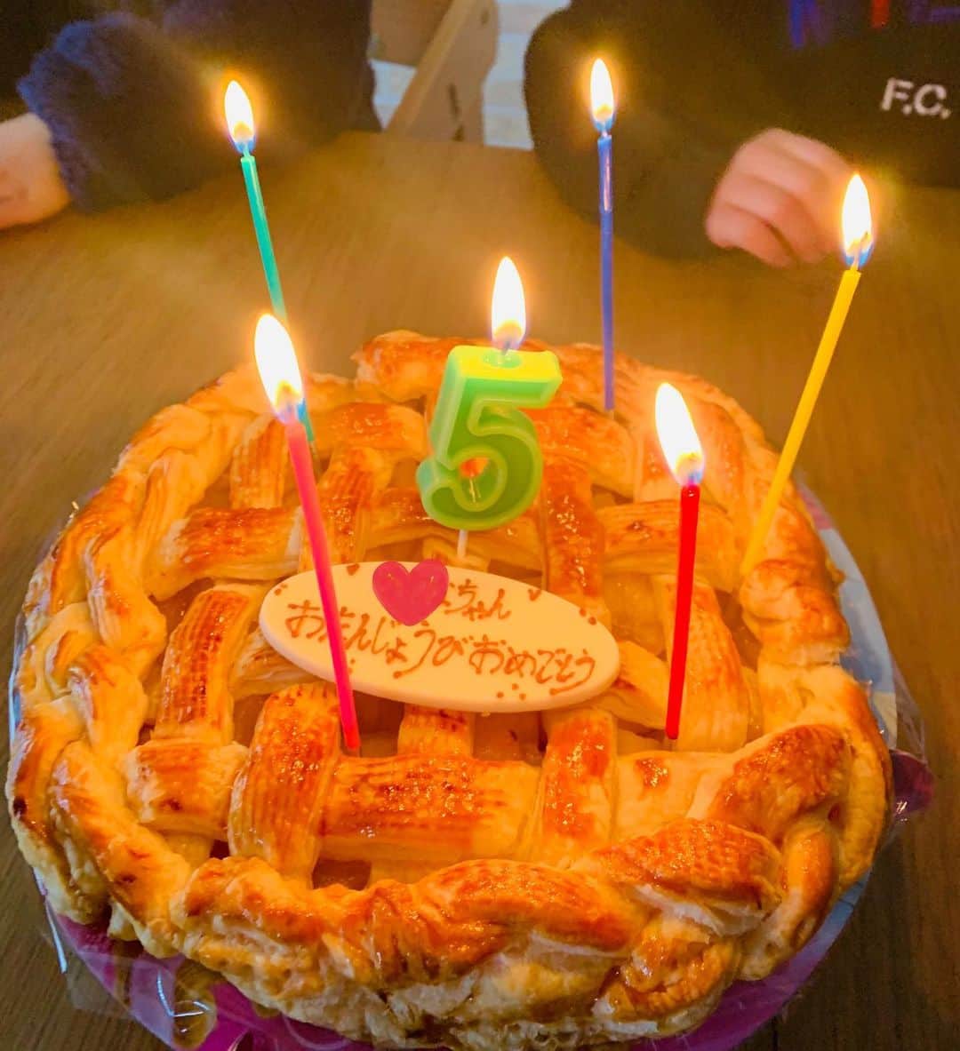 横山愛子のインスタグラム：「2023.2.9 長女5歳の誕生日❣️ 今年は娘の要望でアップルパイを作ってお祝い🥂🥂 初めてホール型作ったけど、簡単でおいしくて大成功💛 義理家族からは、初自転車🚲18インチをプレゼントしてもらいました^ - ^ まだ補助輪付きだけど、あっという間に上達！！危ないけど早く補助輪とって乗れるといいな✌️  今回は自分でプレゼント選びに行ったのに…本人が選んだのはプリンセスのBOX👸のみ。。 もっと高いのを想像していたからそれでいいの⁉️と度肝抜かれたけど笑　  あまりにも少ないから、今どハマりしてる【アナと雪の女王】のグッズを主人がサプライズで買ってきてくれました😁 あんなに小さかった長女が5歳。 私もは母になって5年！まだまだわからないことだらけだし、正解もわからないし、毎日イライラ叱ってしまうけれど💦 今という時間を大切にして、幸せをかみしめたいと思います❣️❣️ 怪我病気なく、元気ですくすく育ってくれればそれでよし(o^^o) #5歳誕生日  #5歳誕生日プレゼント  #2歳差育児　#年子　#こどものいる暮らし  #プレママ　#ホリプロ　#横山愛子　#アップルパイ　#自転車 #年中」