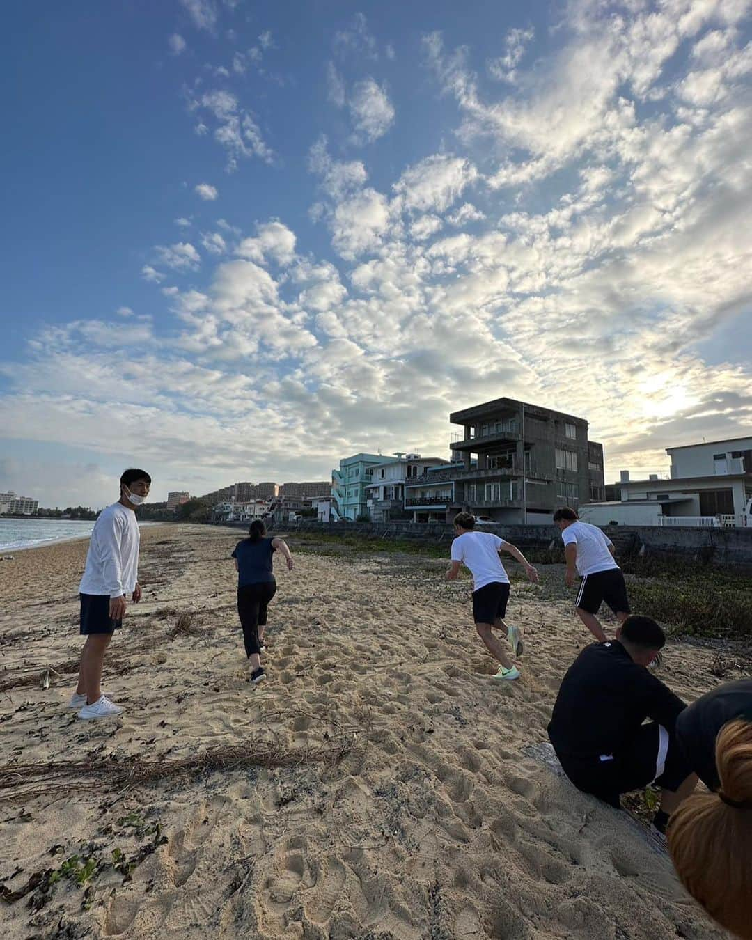 乗富結のインスタグラム：「. 沖縄のトレーニング合宿に今年も参加させていただきました！ 毎年素晴らしい環境を提供してくださるトレーナーの皆様やホテルモントレの皆様のおかげで、去年よりさらにパワーアップして試合に臨むことができます🏃‍♀️ 今年も良い報告がたくさん投稿できるよう、気を緩めず頑張りたいと思います！  また、トレーニングの合間には #かねひで喜瀬カントリークラブ 様で練習させていただきました！ここは来年の日本女子プロゴルフ選手権が開催されるコースで、景色もコースコンディションも練習場も最高です✨ここでまた来年プレーできるように頑張りたいと思います😤  #仲田健　トレーナー #ホテルモントレ沖縄 #かねひで喜瀬カントリークラブ #トレーニング　#トレーニング合宿」