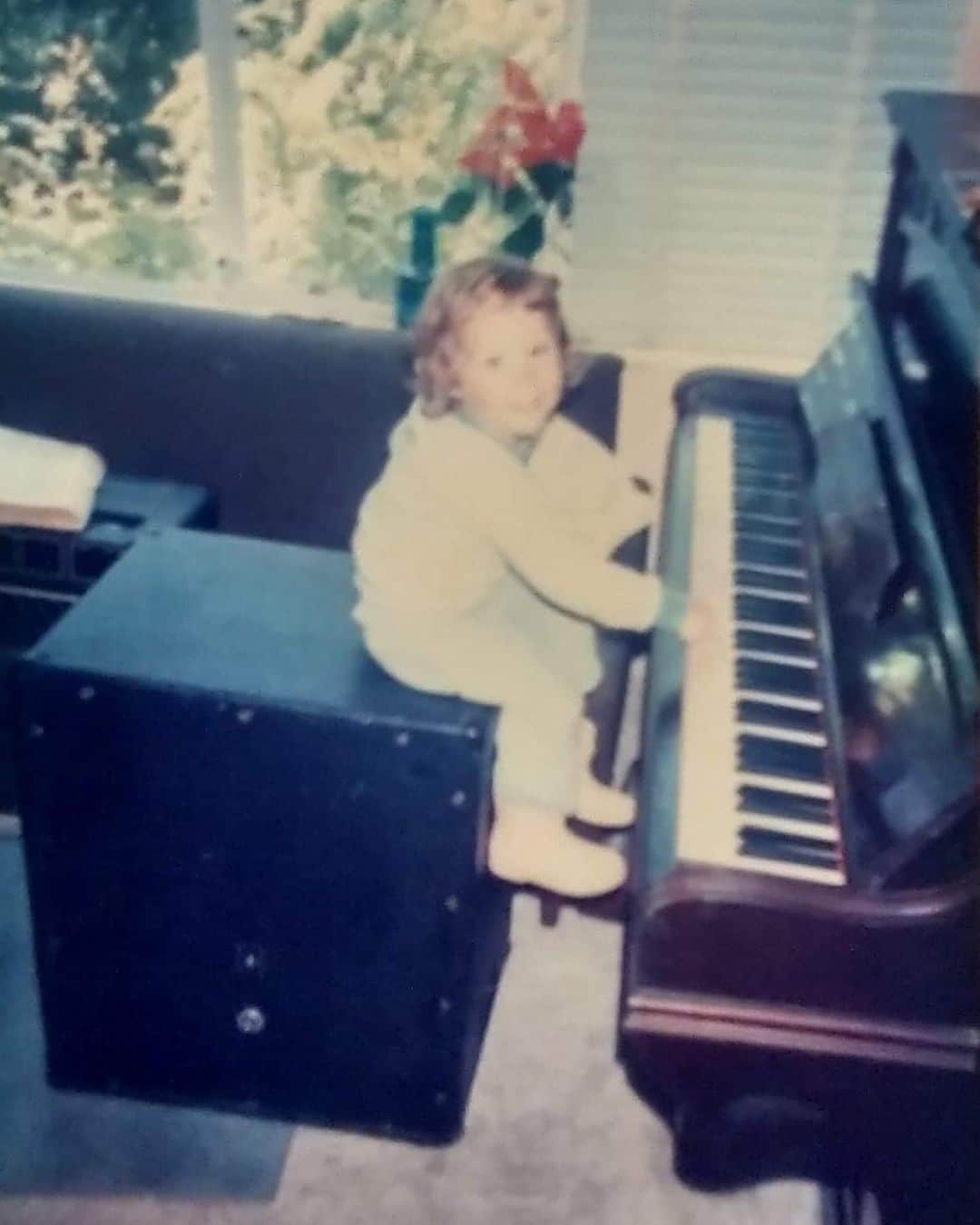 エミリー・スコットのインスタグラム：「Little me 😅」
