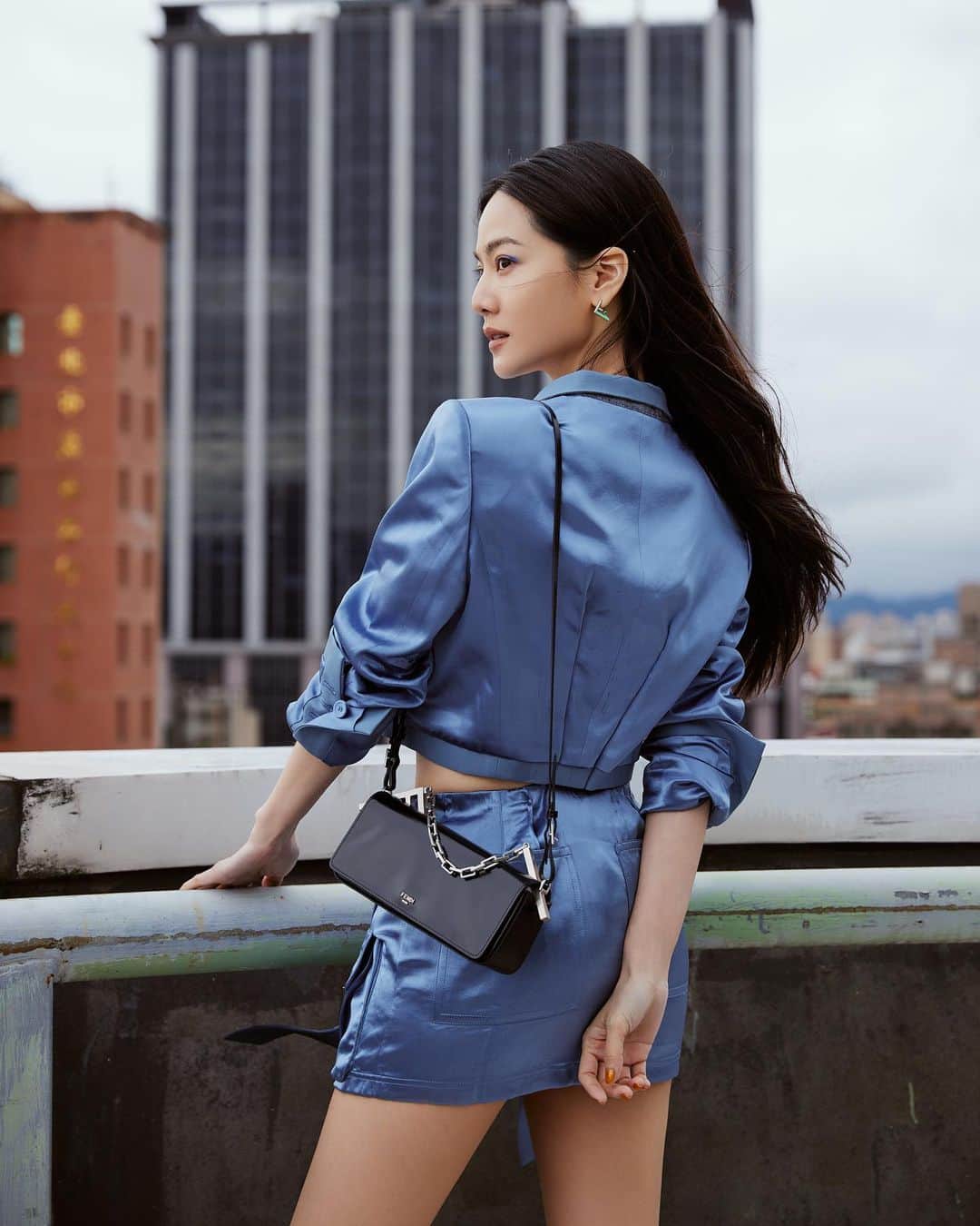 曾之喬のインスタグラム：「🥶 那天在高樓的戶外陽台拍攝 是過年前非常冷的一天 一開門走到戶外陽台 不到三十秒吧我就冷到生氣了😡 （哈哈哈哈冷到生氣🤣） · 藉著這股狠勁 拍出了#狠辣 的美照 · #有點森7的眼神 #FendiSS23 #FENDI」
