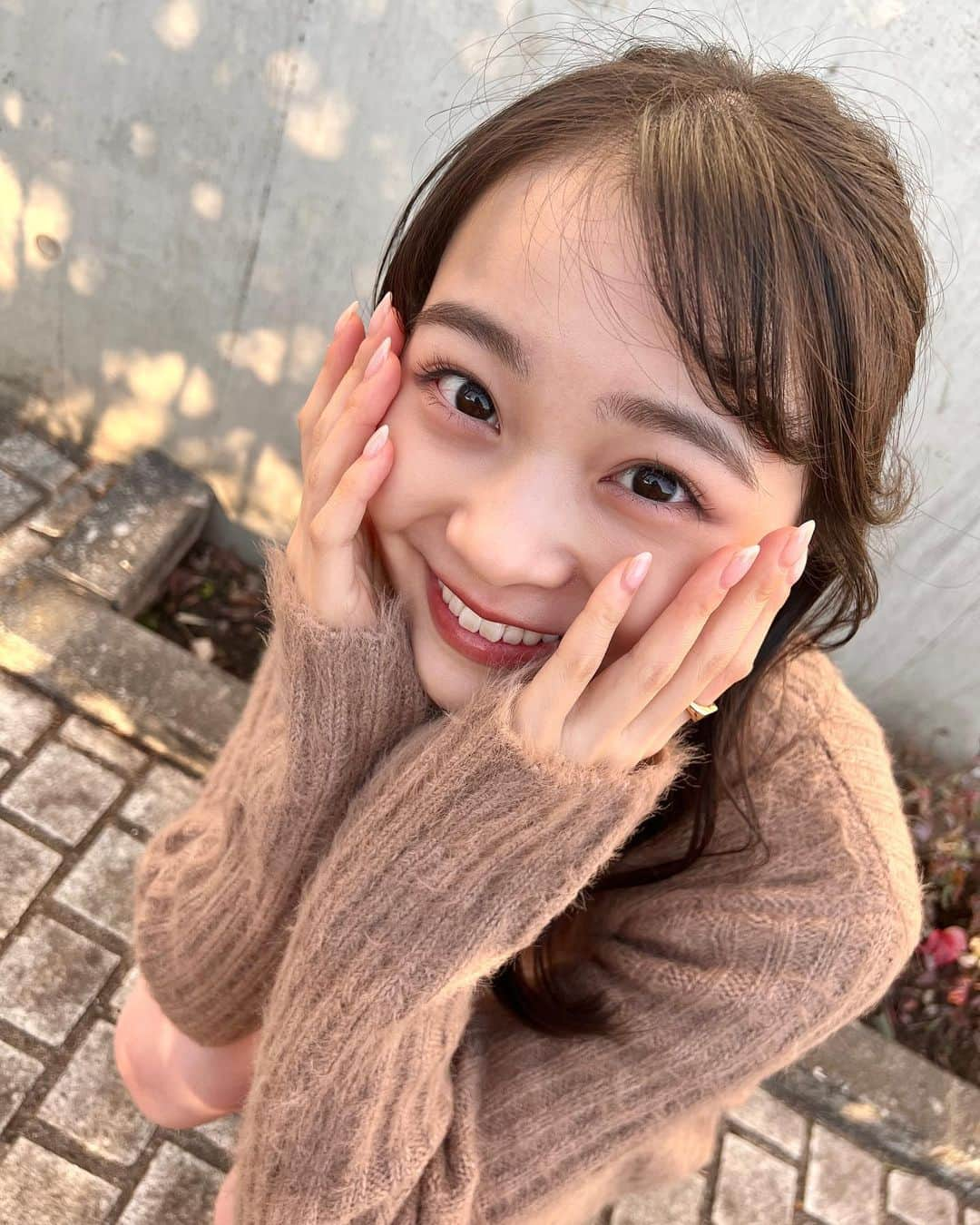 林芽亜里のインスタグラム：「🎀 ⁡ 写真撮る時だけコート脱いだんだけど 風が冷たかった~🍃！そりゃそーだ🙃笑 ⁡ ⁡ 明日は東京雪みたいだ~⛄️ ⁡ ⁡ #林芽亜里 #archives #TreatUrself  #カラコン #ふわナチュラル #ふわグレー #凛」