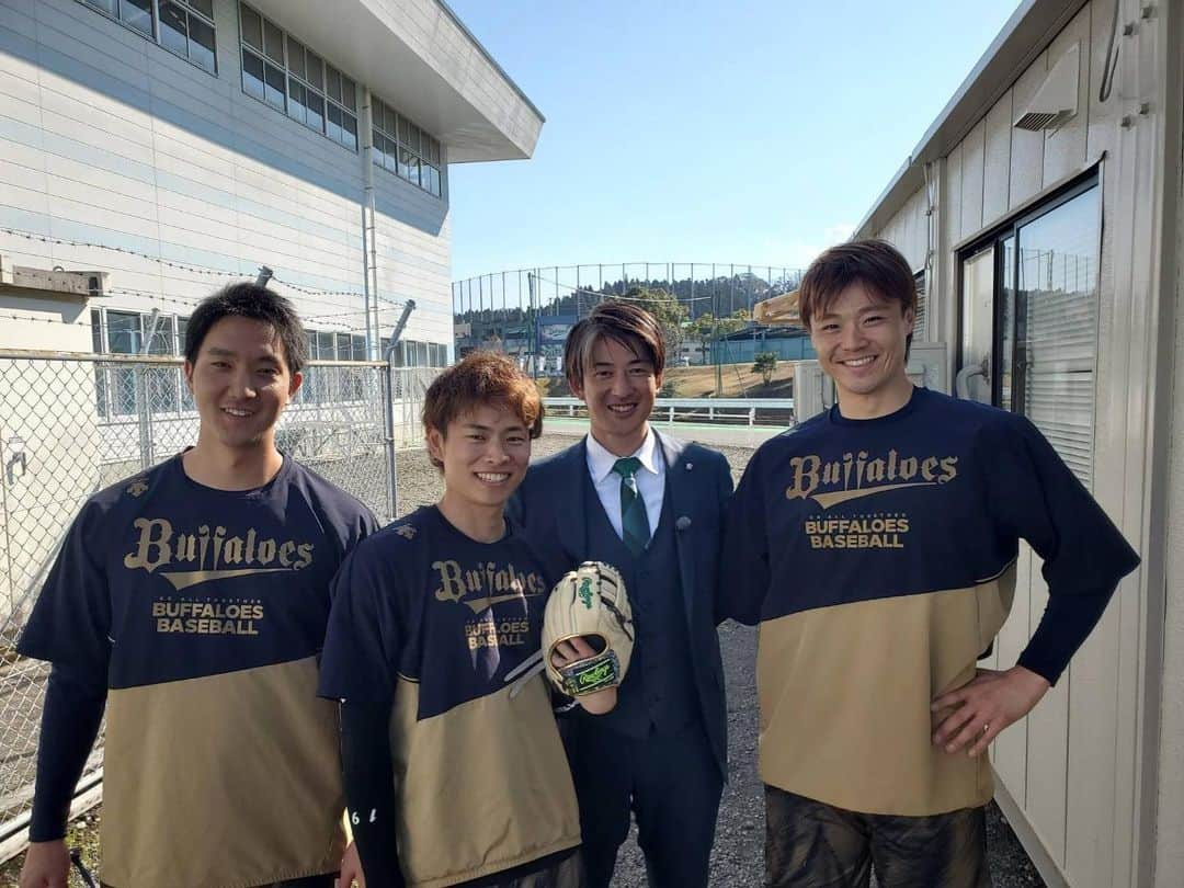 山岡泰輔のインスタグラム：「⁣ ⁣ 能見さんに久しぶりに会いました🫣⁣ キャッチボールお願いしました！！⁣ そしたらもう投げれないと断られました笑⁣ 楽しかった🤣🤣⁣ ⁣ #キャッチボールパートナー⁣ #また隣には良い匂いのする男」