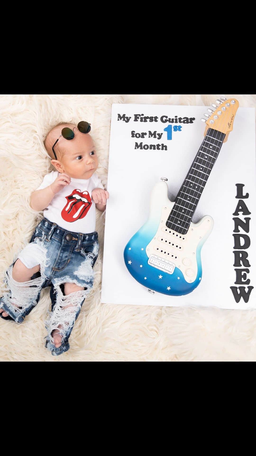 Michelle Lewinのインスタグラム：「Rate that cake🎂 -ROCK mood is ON 🎸🤘🏻 😜 (And who chose the theme?🤨🤔 Take a wild guess… 🤷🏼‍♀️) Landrew’s 1st month definitely worth celebrating, and this is how it went❤️ (Dear family, some English lessons maybe? Si? 😆) Cake: @SugarDesignShop」