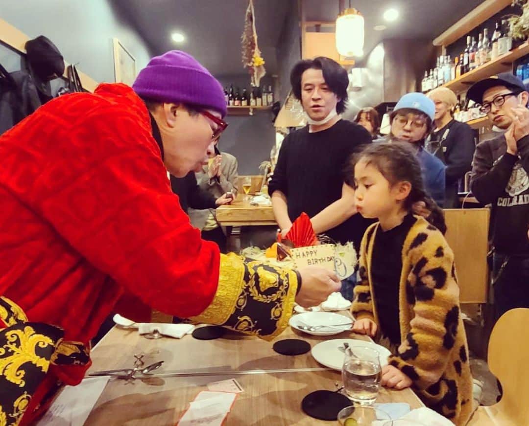 松谷賢示さんのインスタグラム写真 - (松谷賢示Instagram)「キム兄のサプライズ還暦お祝いお誕生日会でした。 奥様の愛情たっぷり計画にお声掛けいただき、キム兄の号泣から始まり、プレゼント贈呈から生まれたハムいじり、芸人さんがたくさん集まるとこうも楽しい会になるのかと... そりゃそうやろーこんだけ第一線で活躍してるプロが集まったら、そりゃおもろいよね。って感心しておりました。です。 . #還暦 #キム兄 #木村祐一 さん #60歳 #2月9日 #お誕生日 #サプライズ #兄さん方 #後輩ちゃん #皆んなとお話し出来て #楽しかった #おちびちゃん達可愛かった #奥さん素敵やった #大山さんうるさかった #小堀もうるさかった #お酒を沢山飲む人は #基本うるさなる #再確認 #陣内と久々に喋った #大輔さん会えた #キム兄おめでとうございます」2月10日 4時05分 - mizutamarepputai_ken
