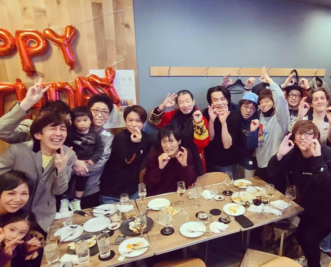 松谷賢示さんのインスタグラム写真 - (松谷賢示Instagram)「キム兄のサプライズ還暦お祝いお誕生日会でした。 奥様の愛情たっぷり計画にお声掛けいただき、キム兄の号泣から始まり、プレゼント贈呈から生まれたハムいじり、芸人さんがたくさん集まるとこうも楽しい会になるのかと... そりゃそうやろーこんだけ第一線で活躍してるプロが集まったら、そりゃおもろいよね。って感心しておりました。です。 . #還暦 #キム兄 #木村祐一 さん #60歳 #2月9日 #お誕生日 #サプライズ #兄さん方 #後輩ちゃん #皆んなとお話し出来て #楽しかった #おちびちゃん達可愛かった #奥さん素敵やった #大山さんうるさかった #小堀もうるさかった #お酒を沢山飲む人は #基本うるさなる #再確認 #陣内と久々に喋った #大輔さん会えた #キム兄おめでとうございます」2月10日 4時05分 - mizutamarepputai_ken