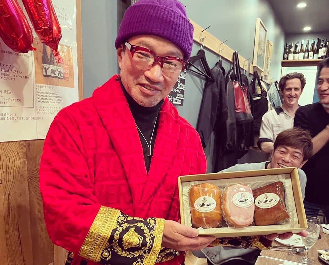 松谷賢示さんのインスタグラム写真 - (松谷賢示Instagram)「キム兄のサプライズ還暦お祝いお誕生日会でした。 奥様の愛情たっぷり計画にお声掛けいただき、キム兄の号泣から始まり、プレゼント贈呈から生まれたハムいじり、芸人さんがたくさん集まるとこうも楽しい会になるのかと... そりゃそうやろーこんだけ第一線で活躍してるプロが集まったら、そりゃおもろいよね。って感心しておりました。です。 . #還暦 #キム兄 #木村祐一 さん #60歳 #2月9日 #お誕生日 #サプライズ #兄さん方 #後輩ちゃん #皆んなとお話し出来て #楽しかった #おちびちゃん達可愛かった #奥さん素敵やった #大山さんうるさかった #小堀もうるさかった #お酒を沢山飲む人は #基本うるさなる #再確認 #陣内と久々に喋った #大輔さん会えた #キム兄おめでとうございます」2月10日 4時05分 - mizutamarepputai_ken