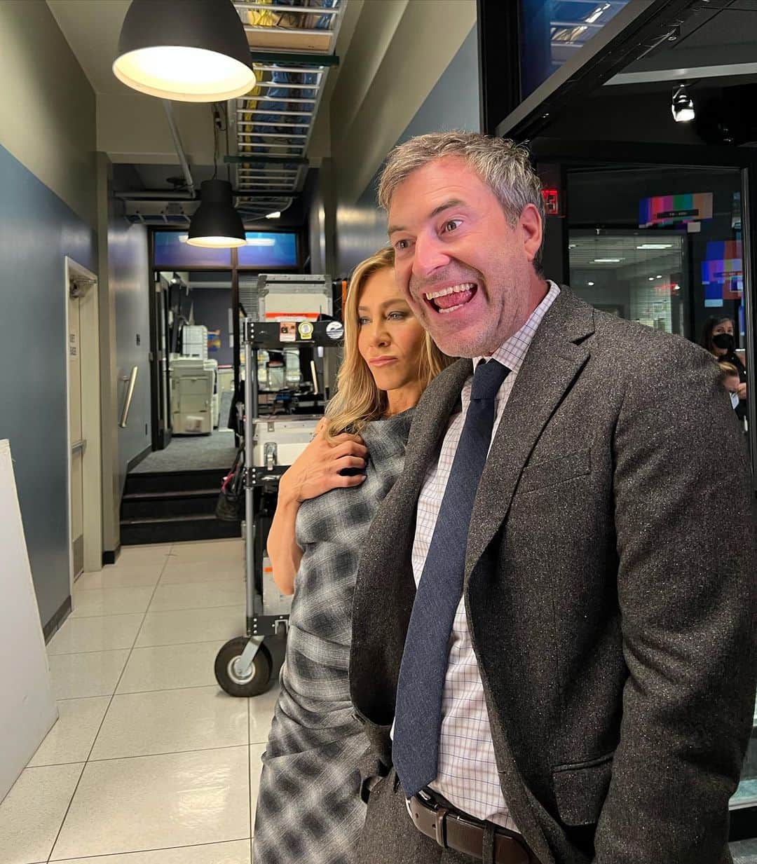 ジェニファー・アニストンさんのインスタグラム写真 - (ジェニファー・アニストンInstagram)「That’s a wrap on Season 3 🥹👏🏼Love love LOVE this @themorningshow crew —❤️ So much more to come 😘💥!!」2月10日 3時56分 - jenniferaniston