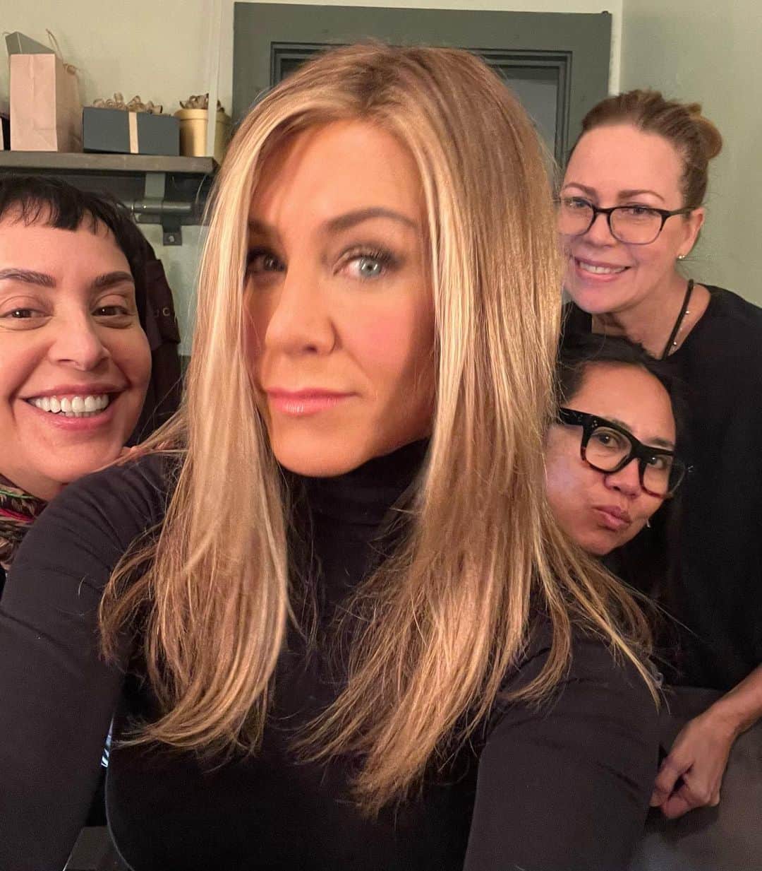 ジェニファー・アニストンさんのインスタグラム写真 - (ジェニファー・アニストンInstagram)「That’s a wrap on Season 3 🥹👏🏼Love love LOVE this @themorningshow crew —❤️ So much more to come 😘💥!!」2月10日 3時56分 - jenniferaniston