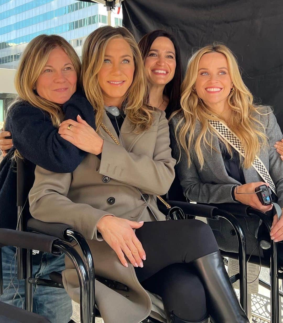 ジェニファー・アニストンさんのインスタグラム写真 - (ジェニファー・アニストンInstagram)「That’s a wrap on Season 3 🥹👏🏼Love love LOVE this @themorningshow crew —❤️ So much more to come 😘💥!!」2月10日 3時56分 - jenniferaniston