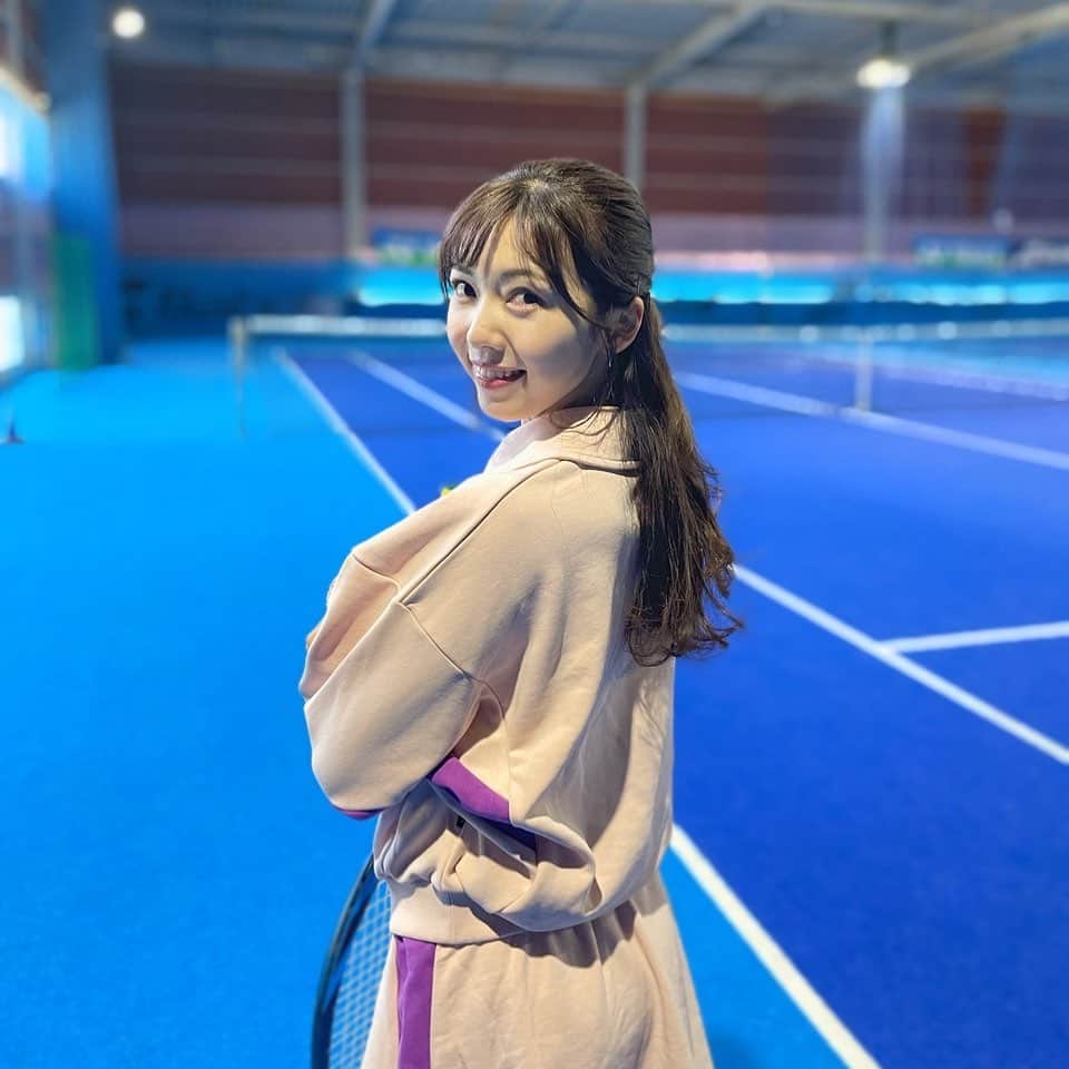 川又智菜美さんのインスタグラム写真 - (川又智菜美Instagram)「💙😋💙 ⁡ 年始にいったインドアコート🎾 綺麗だったな☺️💙 ⁡ 鮮やかなコートの色は良いですよね✨ ⁡ 皆さんの好きなサーフェスはなんですか？ ハードコート？オムニコート？クレーコート？ はたまたカーペット？！🤔 それともグラスコート？！🥺 ⁡ クレーコートではプレーしたことがないので いつかしてみたいなぁ😊 当たり前にグラスコートもありません😂 でも一度はプレーしたい！！💚  𖡼.𖤣𖥧𖡼.𖤣𖥧𖡼.𖤣𖥧𖡼.𖤣𖥧𖡼.𖤣𖥧𖡼.𖤣𖥧𖡼.𖤣𖥧𖡼.𖤣𖥧𖡼.𖤣𖥧  フォロワーさん1万人記念インスタライブします！！！ それにあたって今後もストーリーズで アンケートをとっていくのでチェックしていただき 皆さんご協力よろしくお願いします😍  𖡼.𖤣𖥧𖡼.𖤣𖥧𖡼.𖤣𖥧𖡼.𖤣𖥧𖡼.𖤣𖥧𖡼.𖤣𖥧𖡼.𖤣𖥧𖡼.𖤣𖥧𖡼.𖤣𖥧  #テニス #テニス女子」2月9日 19時04分 - chinami_k0204