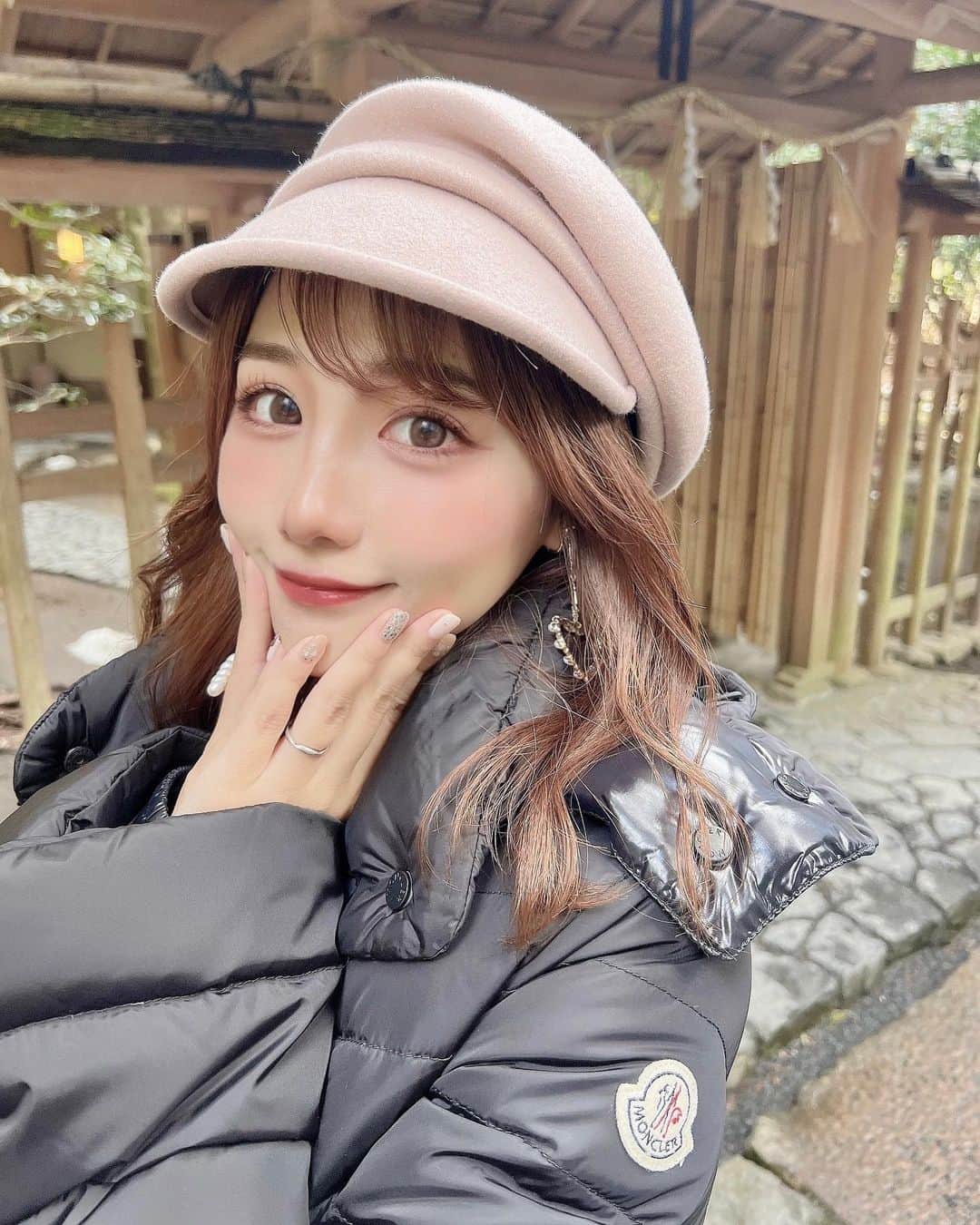 加藤里奈のインスタグラム：「⋆  家族でお出かけ♡  バレンタインネイルに変えてもらって ネイルを見るたびに気分が上がります☺️💗  チョコレートが垂れてるようなデザインを いつかやってみたくて、やっとできた♡  いつもスピーディに対応してくださって ありがとうございます💕  そしてカラコンは @andmee_official のワッフルです🤍 ナチュラルな透け感があってかわいいカラコンでおすすめ！  #ネイル #バレンタインネイル #ネイルチップ #トレンドネイル #ジェルネイル #ジェルネイルデザイン #esnail #ネイルアート #ネイルサロン #カラコン #andmee #ワッフル」