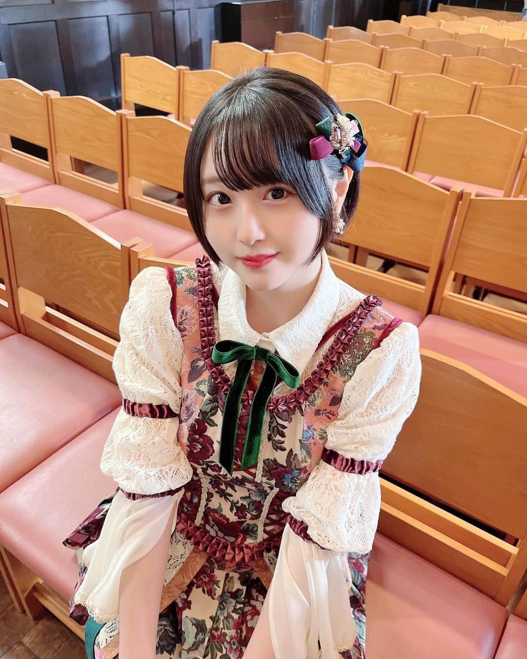 市村愛里のインスタグラム：「HKT48 16枚目シングル  「君はもっとできる」2月8日より発売されました💿✨️ 世界中の方々に届きますように…❤️‍🔥 衣装もメンバーによって形が違くて色味もデザインもお気に入りです🥺 . . いつも応援してくださる皆さんありがとうございます！2作連続で選抜に選んで頂きました…！グループのシングル曲に自分のポジションと歌割りがあることが本当に嬉しいです。選抜としての自覚と責任感をもちつつ初心を忘れずにこれからも頑張ります🌱」