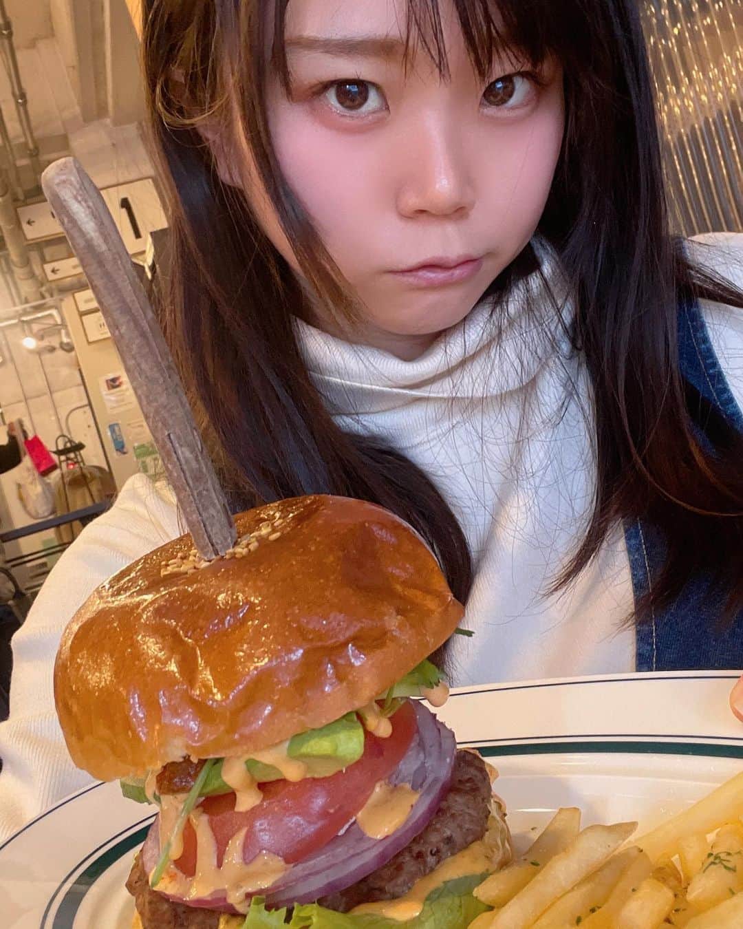 松谷琉優のインスタグラム：「ふらっと立ち寄ったけどおしゃれで美味しくて最高だった🤤  #カフェ巡り #カフェ部　#川崎 #cafeibis #ハンバーガー　#hamburger #cafe #yummy」