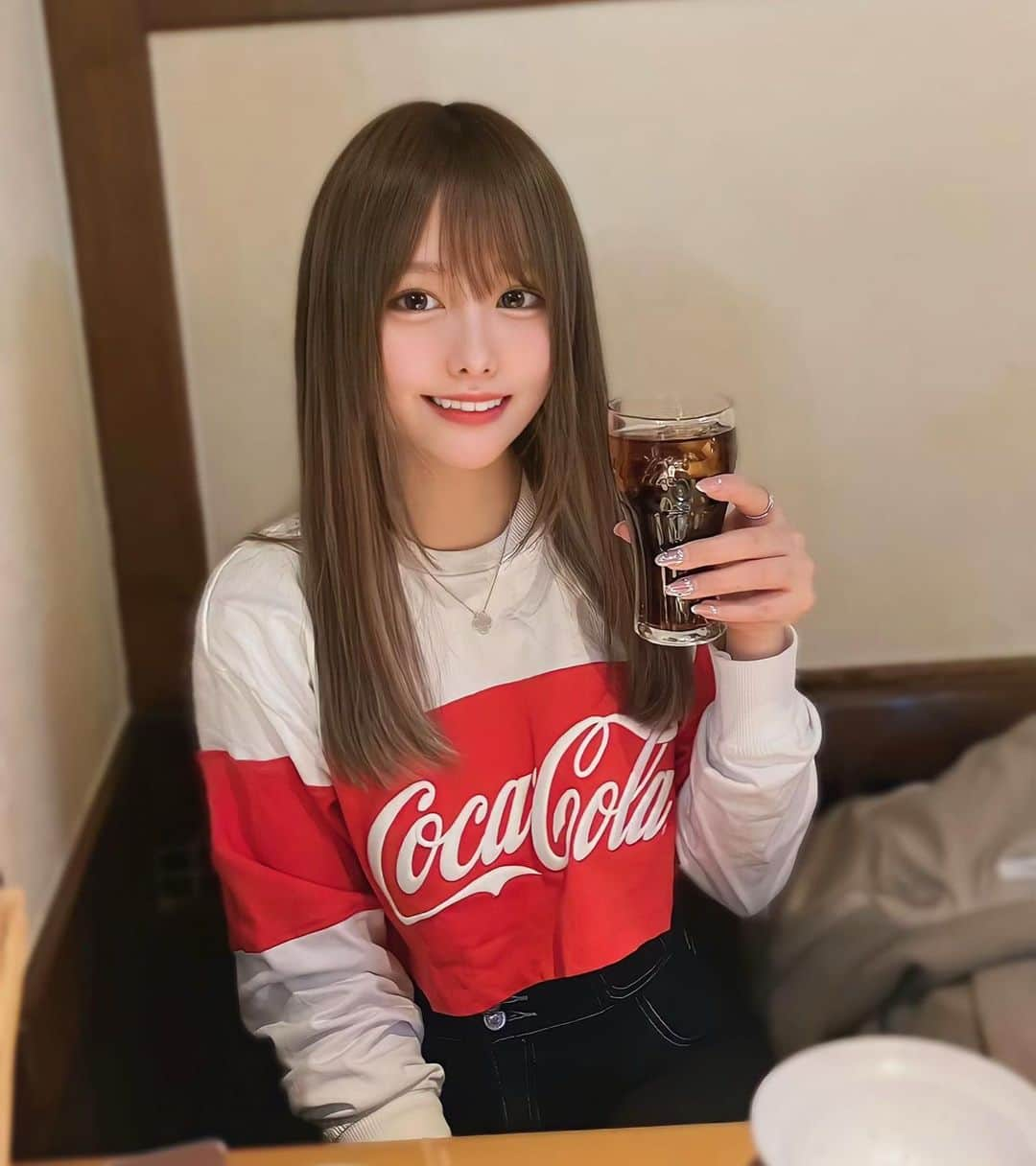 みなみのインスタグラム：「エクステで髪長かった時の📸 小さい頃からコーラが大好きだしコーラしか飲まないしコーラでできてる私が我慢して５日目。こんなに飲まないの人生初。心折れそうだけど頑張る🐷🥤 #エクステ #コーラ #コーラ好きな人と繋がりたい」