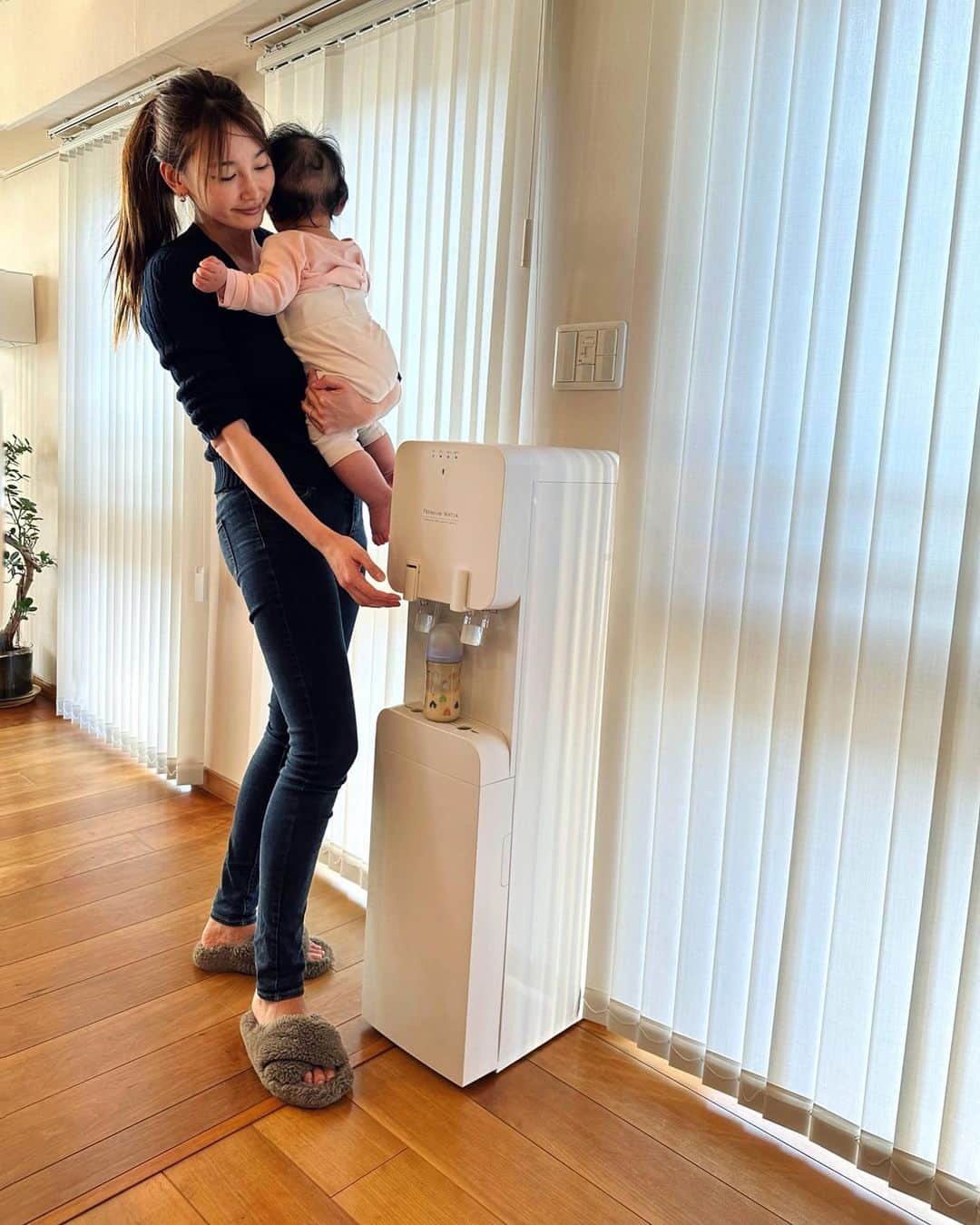 里海のインスタグラム：「子供👶🏻が産まれてから ウォーターサーバーデビューして ミルク🍼を作るのにも料理をするのにも 卓上の @premium_water を 使用していたのですが  家族のカタチ、すべてにフィットする 新サーバー 【famfit（ファムフイット）】が 2/9から申し込み受付開始ということで 早速、家族の仲間入りしました😉  何よりも助かるのは ボトルが下置きでお水が簡単に 設置できるのです！ これは本当にオススメポイントです✨  冷水コックは チャイルドロックフリーなので、 片手で出水することが可能です✨  なによりシンプルで、 スタイリッシュな形がお気に入りでして さすが、 ウォーターサーバー市場シェアNO.1の プレミアムウォーターだなと思います😉  【キャンペーン開催中！】 famfitを申し込んだ方の中から抽選で500名様に豪華賞品をプレゼント！ 4月2日までなのでぜひチェックしてみてください✨  #プレミアムウォーター　#famfit　#ファムフィット　#ウォーターサーバー　#pr #天然水　#プレミアムウォーターのある暮らし　#ウォーターサーバーのある暮らし」