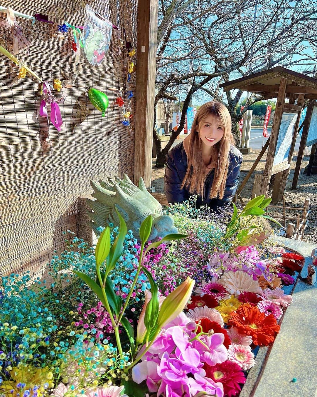 岡田栞奈のインスタグラム：「今日も早起きして神社巡り⛩  千葉県まで2時間半運転して、 鰻も食べて帰ってきました✨  初めての花手水🌼🌸 記念に写真撮りました🥰 とっても綺麗…:*･ﾟ:*　 今年に入ってもう13ヶ所目(笑) #神社巡り #花手水 #花手水めぐり #千葉県」