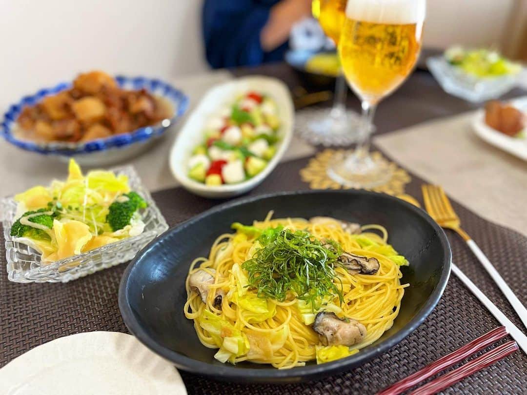 中川真依のインスタグラム：「. 友達が遊びにきてくれたので お家ごはん😋🍴  外に食べに行きたいけど おチビ達がいると お家が安全安心😅  久しぶりのおもてなしご飯作りに たくさん話して とってもリフレッシュになりました〜☺️❤︎  #牡蠣と春キャベツのペペロンチーノ  #サラダ #もつ煮込み #フルーツトマトのカプレーゼ @hide_067  #デザートありがとう」
