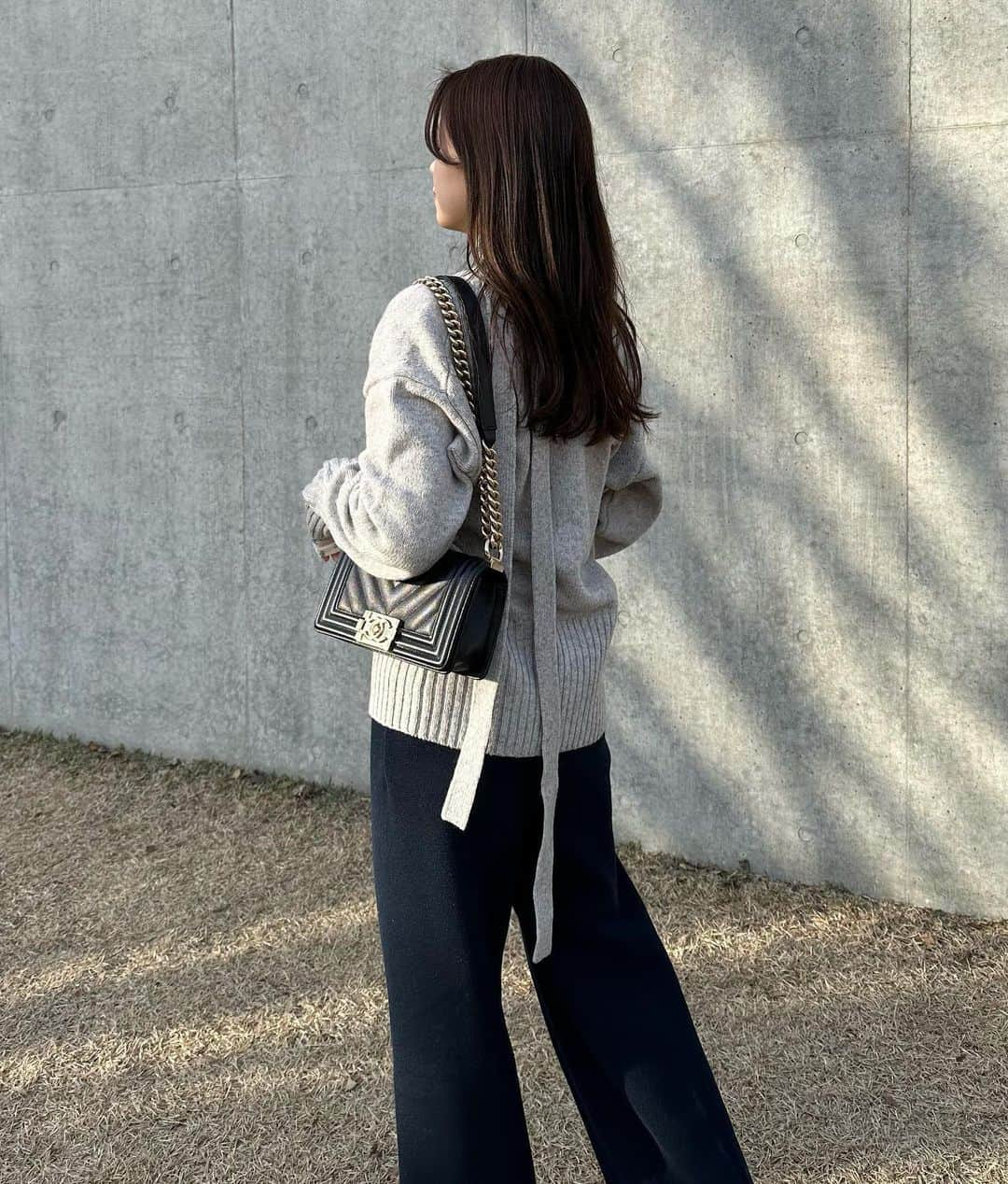 ふじあみのインスタグラム：「春服が待ち遠しいなぁ😮‍💨  cardigan / @lecielbleu_official  tops / @lecielbleu_official  bottom / @unof_official  bag / @chanelofficial」