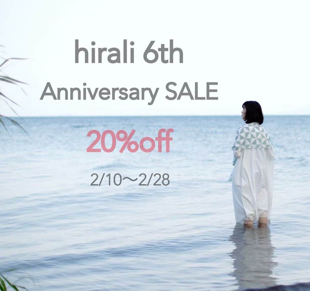 hiraliのインスタグラム：「hirali6周年アニバーサリーセールを開催します。 一部対象外商品を除き20%off  期間: 2/10〜2/28  hiraliが誕生して6年が経ちました。 染工場がゼロからブランドを立ち上げ、 沢山の方々に支えられながら手探りで続けてきて6年。  新しいチャレンジもどんどんしていかなえればならない段階に入っているなと感じています。  これからも皆さまに喜んでもらえる商品を考案できるように活動を続けていきたいと思います。  ◾️開催期間◾️ 2/10 12:00（正午）〜2/28 23:59  ◾️開催店舗◾️ ・キナリノモール店 ・楽天市場店 （楽天市場店では商品購入時に20%offのクーポンを獲得して頂く形になります。）  今回はキナリノモール店に加えオープンしたばかりの楽天市場店でもセールを開催します！  ※それぞれ店舗へはプロフィール欄リンクから入って頂けます。  ※キナリノモール限定 バレンタインギフトはセール対象外です。  ★楽天市場店オープンのお知らせ★ ご報告が重なってしまいすみません。 この度楽天市場にhiraliOoの公式ショップがオープンしました。 ページはまだまだシンプルですが、これから皆さまに楽しんで頂ける店舗を作っていきたいと思います。キナリノモール店、iichi店共々よろしくお願い致します。  #hirali #ひらり#セール#sale #20%off#プレゼント#ハンカチ# #てぬぐい #手ぬぐい  #今日のてぬぐい #手ぬぐいのある暮らし #伝統工芸 #布 #生地 #テキスタイル #北欧 #traditional  #ロール捺染  #暮らし #暮らしの雑貨 #雑貨 #Oo #ワォ #堺市 #注染 #晒  #キナリノ #キナリノモール  ◾️実用新案取得済み◾️ 「ロール捺染によるリバーシブル染色」 「手ぬぐいで作ったスヌード」  ◾️商標登録申請済み◾️ 「てぬぐいスヌード」「てぬぐいスヌードOo」」