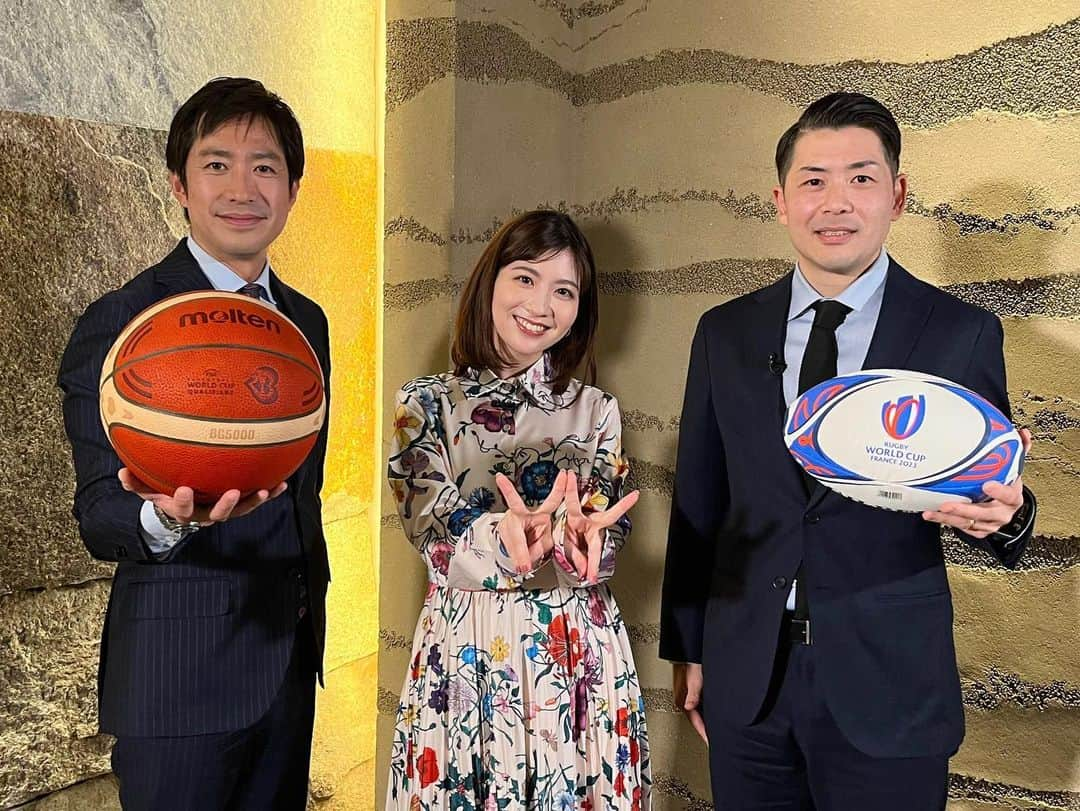 佐藤真知子のインスタグラム：「🏀🏉🏆  大好きな先輩2人がイントロに☺️👏🏻  2023は、 ダブルワールドカップ！！🏆✨  というわけで、 バスケvsラグビーの 仁義なき戦いが繰り広げられました笑  皆さんは🏀派？🏉派？  私は… んーーーーー決められない！笑  次回は12日(日)25:25〜からです🥰  #田中毅アナ #中野謙吾アナ #w杯 #バスケ#ラグビー #イントロ  #ダブルピースじゃないよ #ダブルワールドカップだよ」