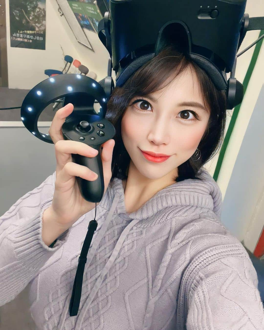 吉田早織さんのインスタグラム写真 - (吉田早織Instagram)「最新の遊び場紹介！！ VR脱出ゲームを体験してきた😆😆❣️  @reality.edge.vr  結論、めちゃめちゃ楽しかった！！！！  10種類以上のゲームから選んで遊べます✨✨  アリスのテーマを選んだんだけど、誰もまだクリアしてないらしくて大丈夫かなー？と思ったけどやっぱりクリアはできなかった🤣🤣🤣 悔しいー！！笑 またやってみたい！！  VRの操作自体は難しくなくて、チュートリアルもあるから安心して遊べるよ😊  1人でもできるけど、2-4人くらいでみんなで謎解きするのが良さそう👌💕 場所は神田駅からすぐ近く！  #RealityEdgeVR #VRゲーム #VR体験 #VR密室脱出 #VR脱出ゲーム #デートスポット #カラキャス  #ゲーム　#レジャー#東京#神田#VR」2月9日 20時10分 - saoriyoshida034