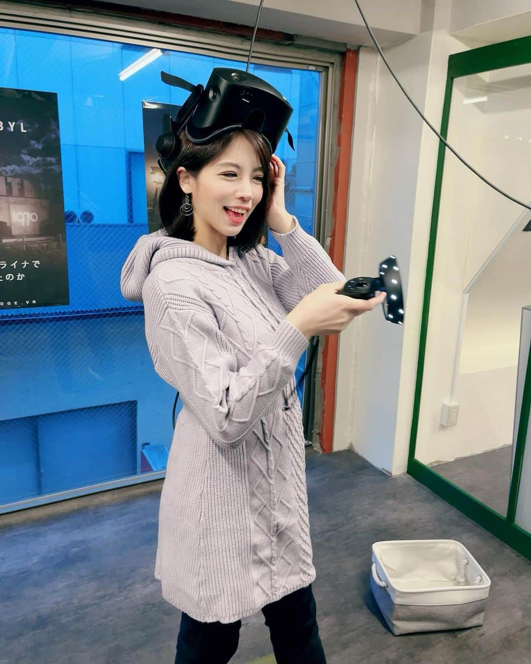 吉田早織さんのインスタグラム写真 - (吉田早織Instagram)「最新の遊び場紹介！！ VR脱出ゲームを体験してきた😆😆❣️  @reality.edge.vr  結論、めちゃめちゃ楽しかった！！！！  10種類以上のゲームから選んで遊べます✨✨  アリスのテーマを選んだんだけど、誰もまだクリアしてないらしくて大丈夫かなー？と思ったけどやっぱりクリアはできなかった🤣🤣🤣 悔しいー！！笑 またやってみたい！！  VRの操作自体は難しくなくて、チュートリアルもあるから安心して遊べるよ😊  1人でもできるけど、2-4人くらいでみんなで謎解きするのが良さそう👌💕 場所は神田駅からすぐ近く！  #RealityEdgeVR #VRゲーム #VR体験 #VR密室脱出 #VR脱出ゲーム #デートスポット #カラキャス  #ゲーム　#レジャー#東京#神田#VR」2月9日 20時10分 - saoriyoshida034